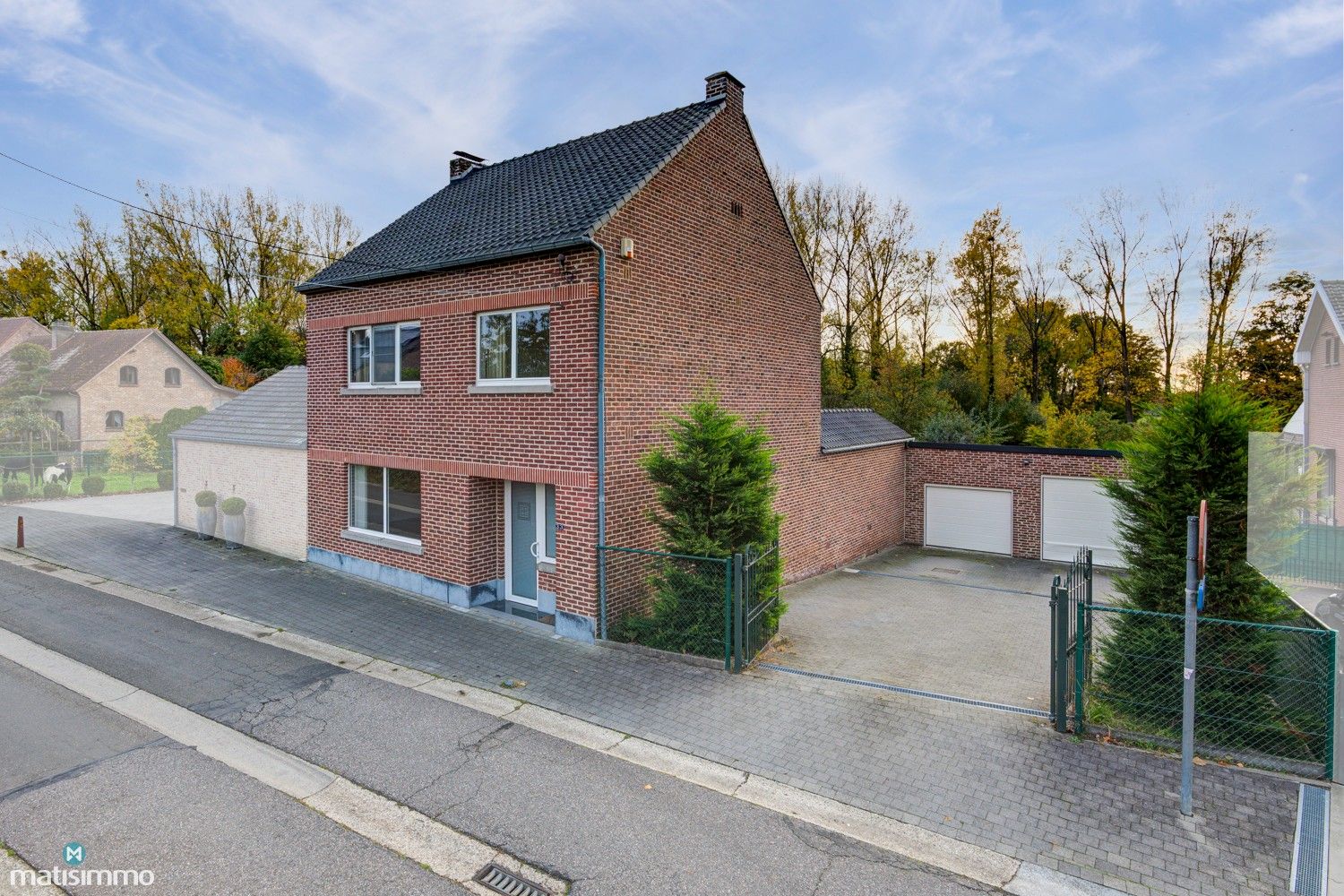 Hoofdfoto van de publicatie: GEZINSWONING MET 3 SLAAPKAMERS, RUIME INPANDIGE GARAGE EN GROTE TUIN TE HOESELT