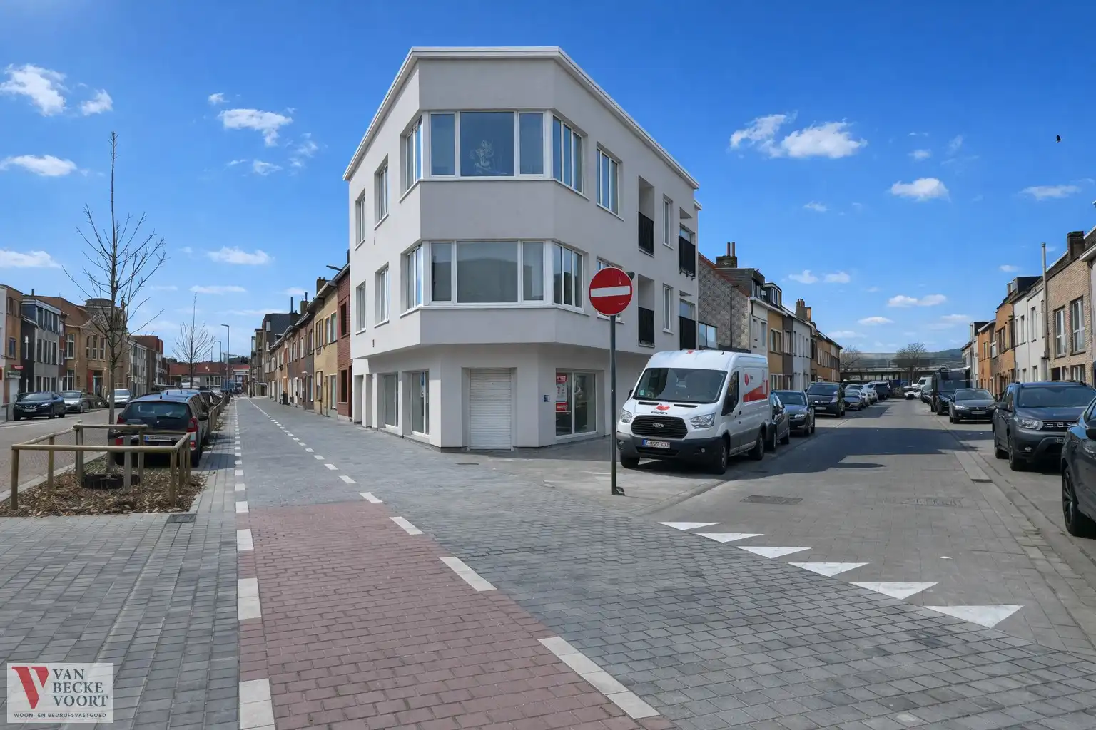 Handelspand op hoekligging met garage foto {{pictureIndex}}