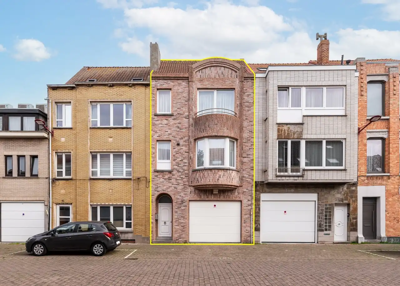 Ruime gezinswoning met garage, tuin en energielabel C foto {{pictureIndex}}