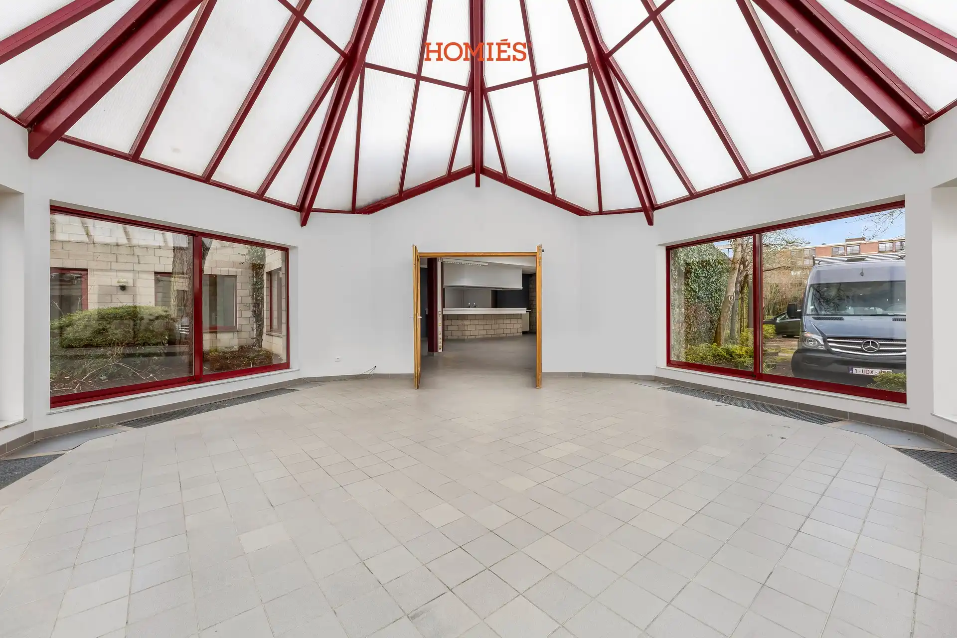 Veelzijdig handelspand met 9 parkeerplaatsen op toplocatie foto 7