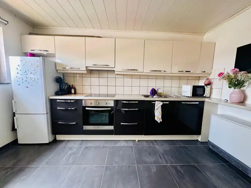 Aangenaam appartement op de eerste verdieping met garage en extra staanplaats foto 8