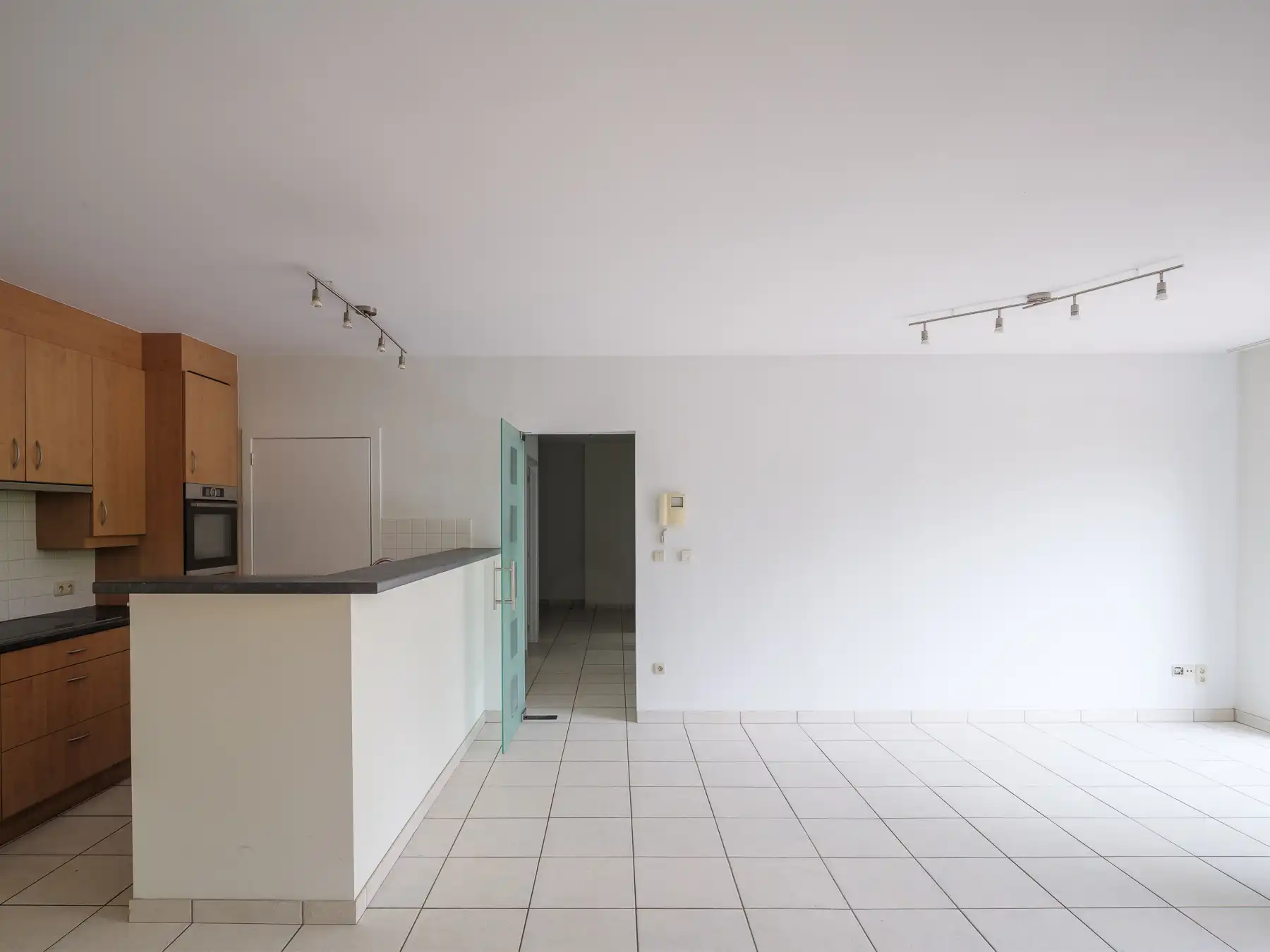 Lichtrijk appartement met privétuin foto 5