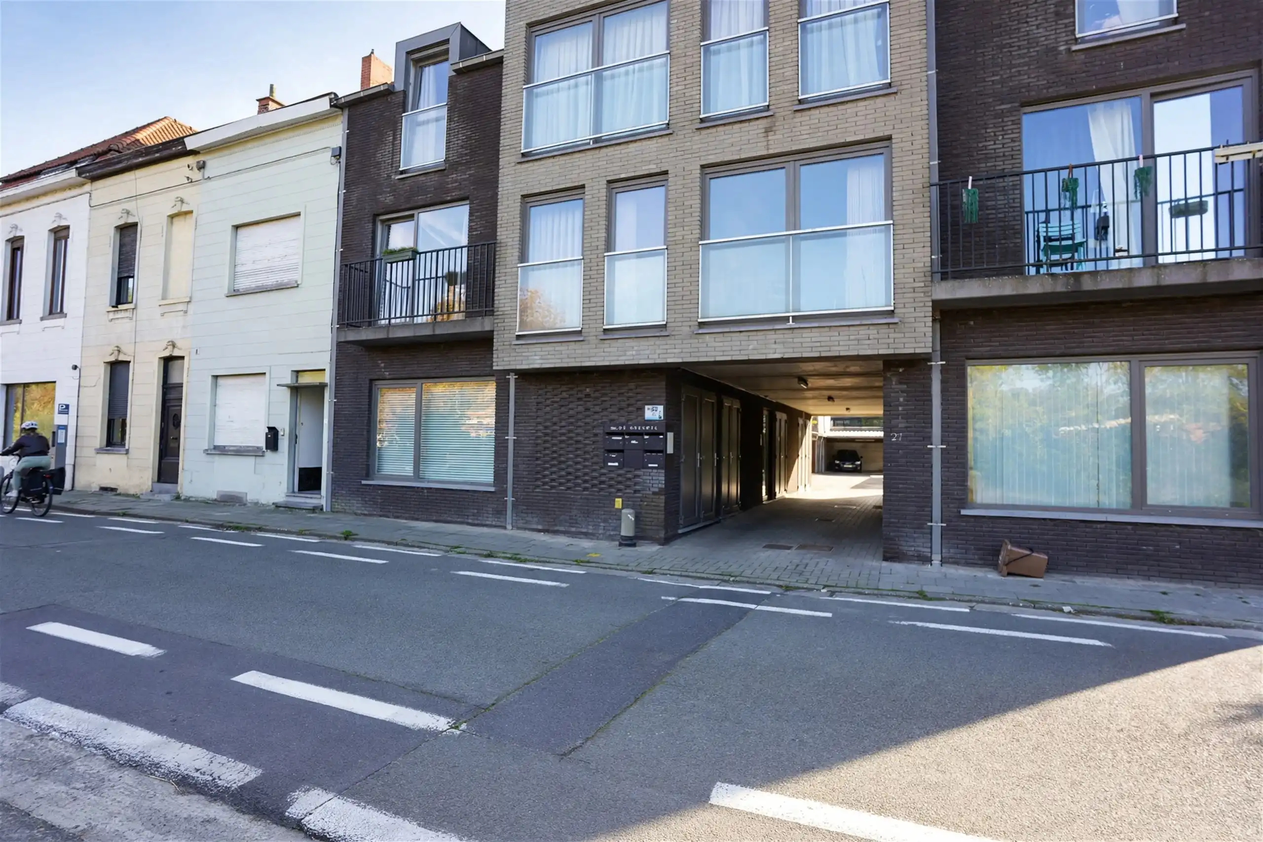 Jonge woning met 2 overrdekte staanplaatsen en kleine tuin foto 18