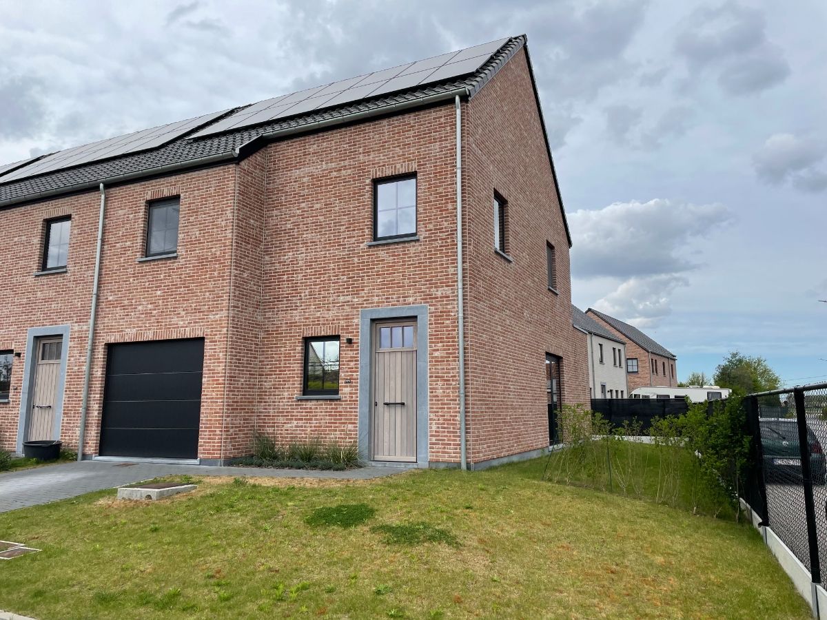 Drie slaapkamer EENGEZINSWONING met garage & tuin foto 3