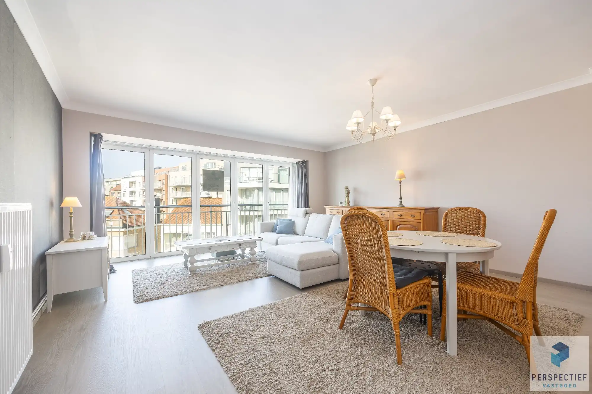 Goed gelegen ruim vernieuwd 2 slaapkamer appartement met terras en grote berging. foto 10