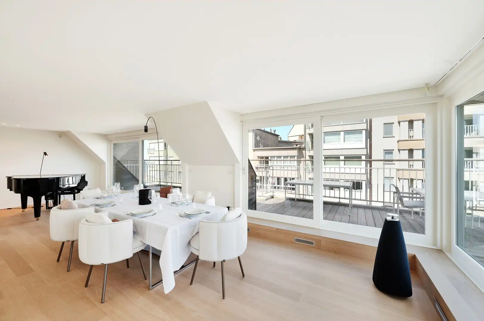 Sublieme zonnige penthouse met ruime terrassen en zijdelings zeezicht. foto {{pictureIndex}}