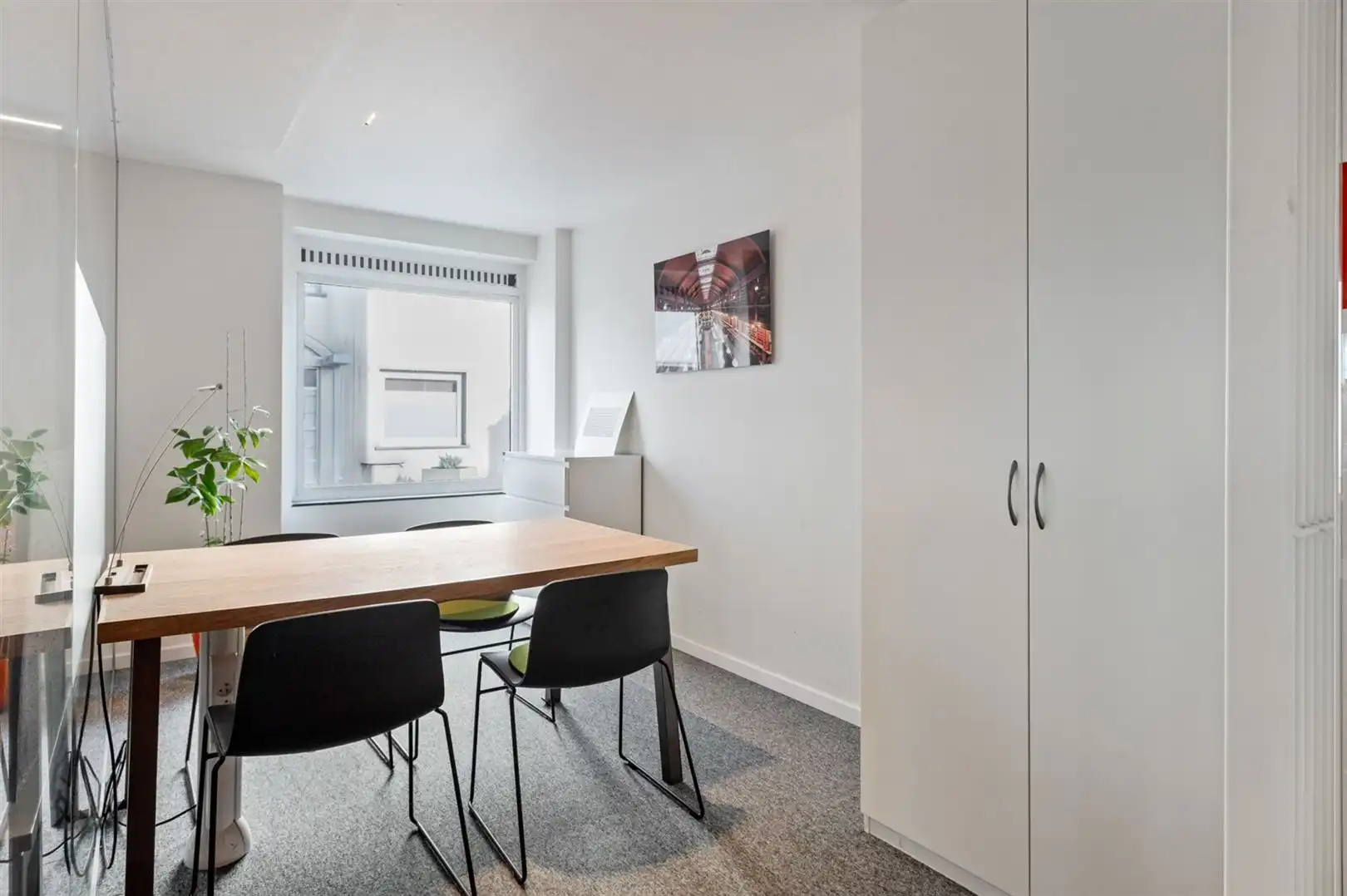Instapklaar kantoor of handelspand langs bruisende Lambrechtshoekenlaan. foto 6