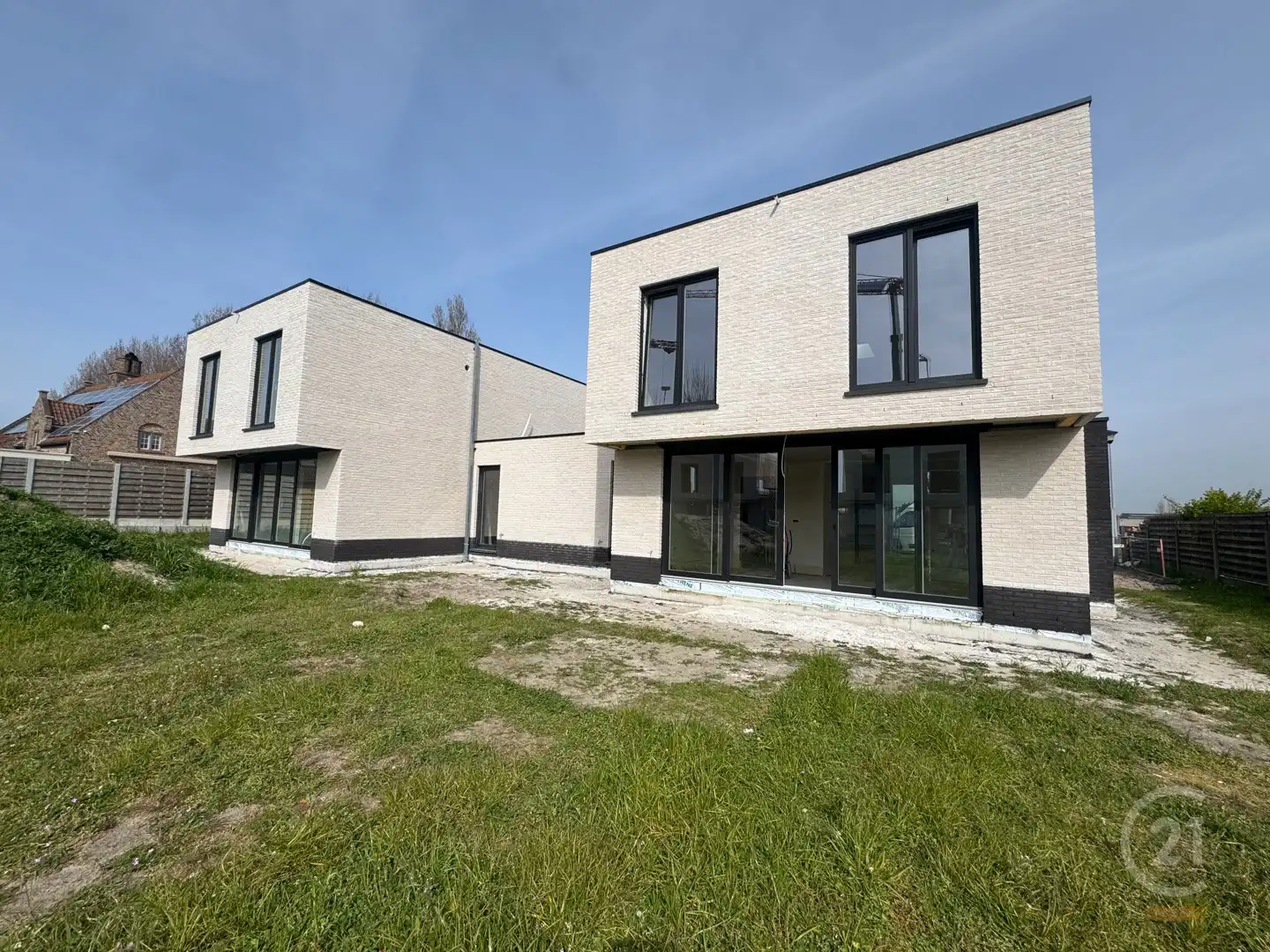 Moderne gezinswoningen met 3 ruime slaapkamers, 2 badkamers en inpandige garage! foto {{pictureIndex}}