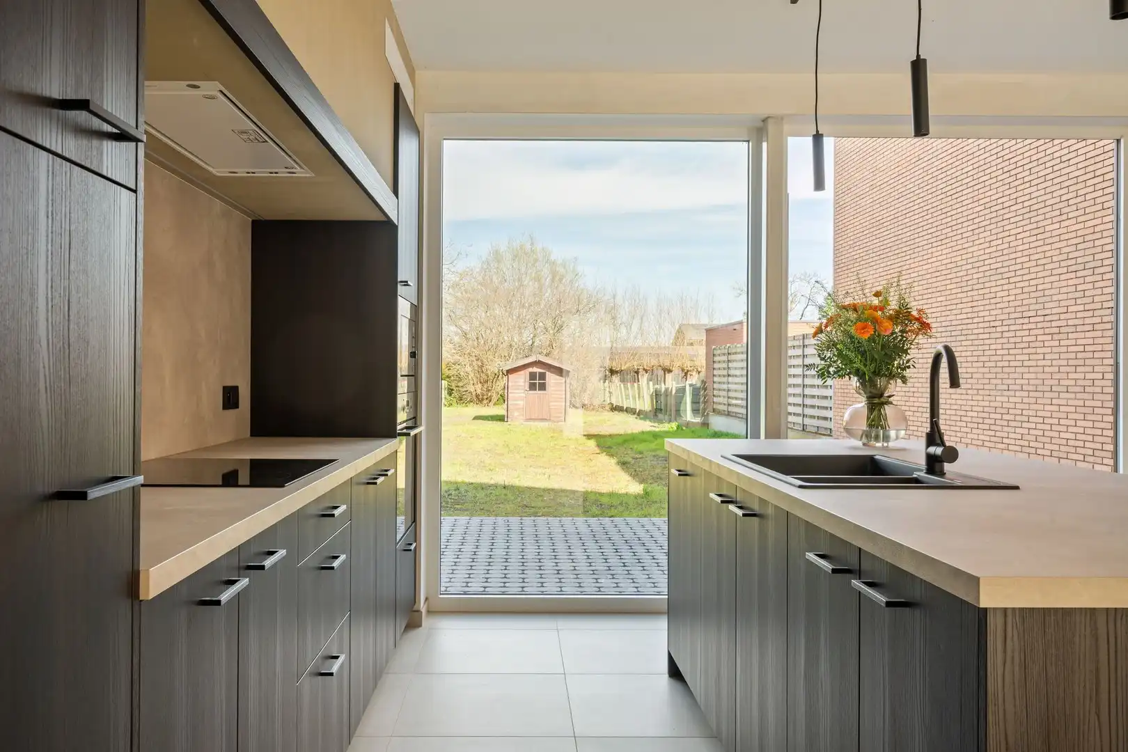 Kwalitatief afgewerkte lichtrijke en ruime nieuwbouw woning met grote tuin en 3 volwaardige slaapkamers en grote zolderruimte. foto {{pictureIndex}}