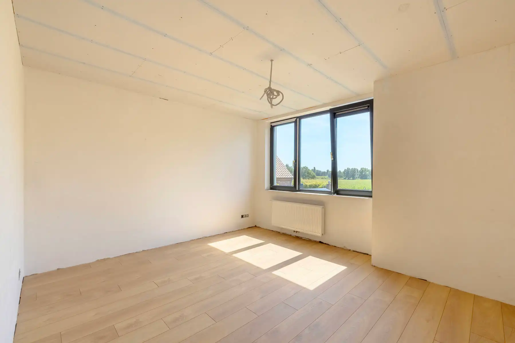 Gerenoveerde woning met 3 slpks, tuin en garage foto 15
