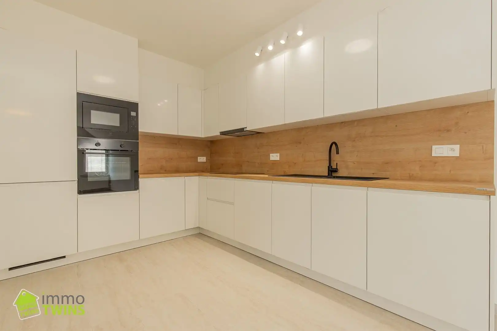 Ruim totaal gerenoveerd appartement van 119 m² met terras, staanplaats en garage te Appels bij Dendermonde foto 3