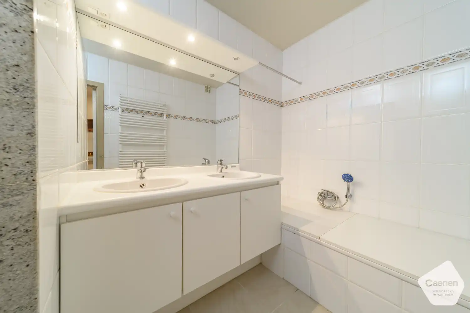 Comfortabel wonen aan zee – instapklaar tweeslaapkamerappartement met garage en kelderberging inbegrepen foto 14