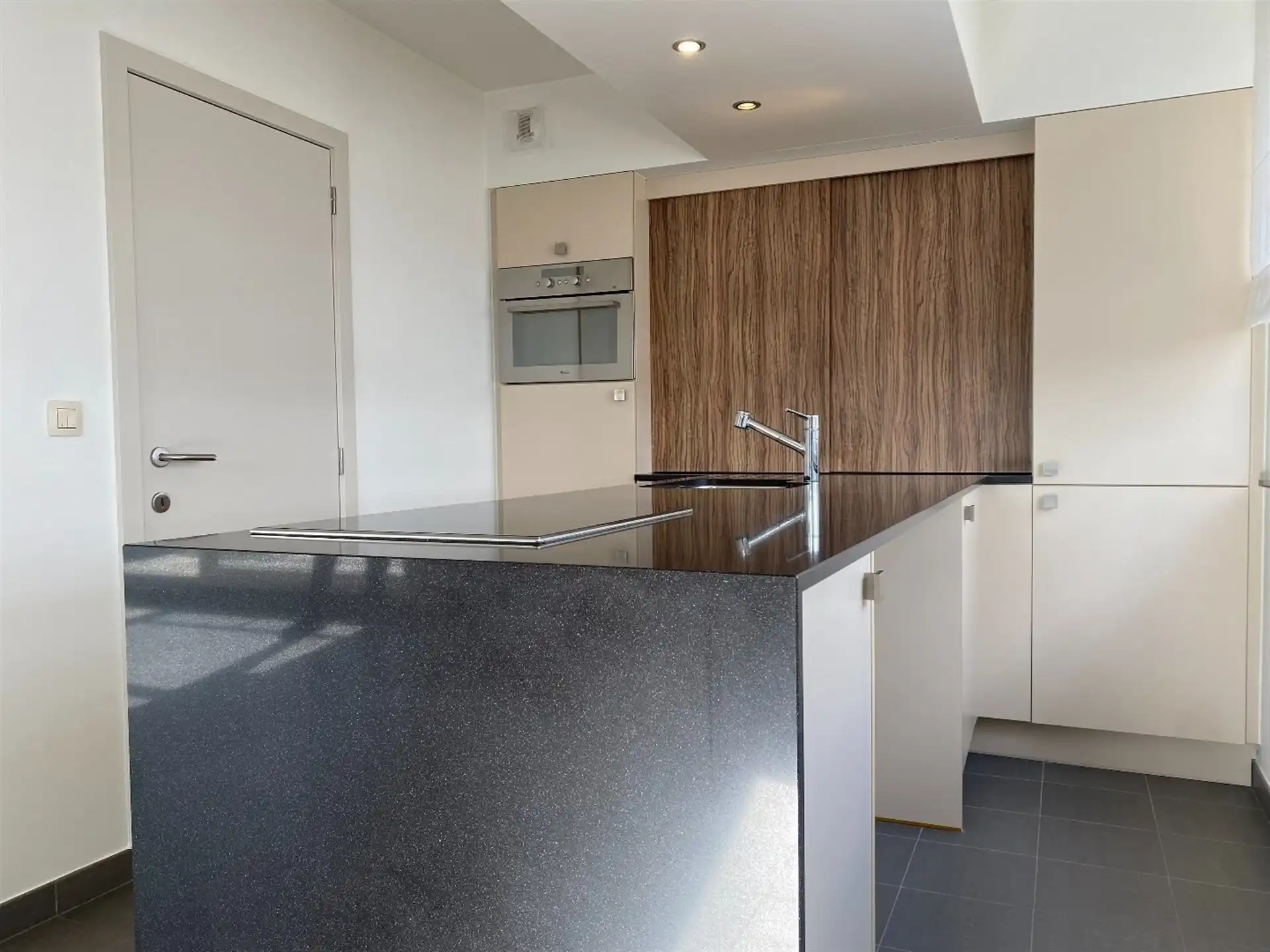 Instapklaar appartement met terras en garage. foto 11