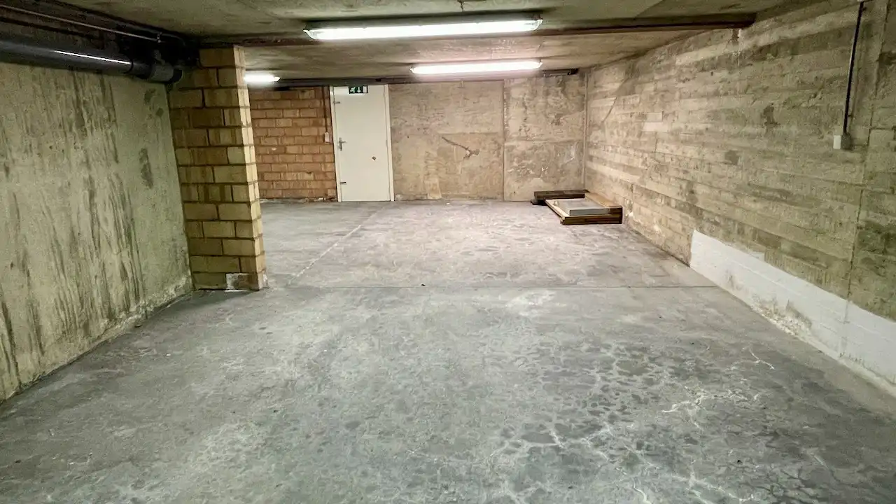 HANDELSPAND MET RUIME KELDER GELEGEN IN DE DRUKSTE WINKELSTRAAT VAN SINT-TRUIDEN foto 12