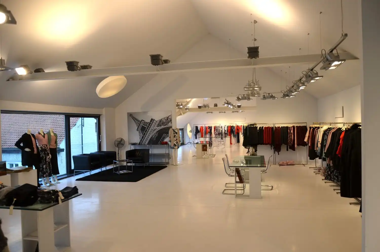 Instapklaar en polyvalent handelspand met 2 handelsruimten en ruim appartement foto {{pictureIndex}}