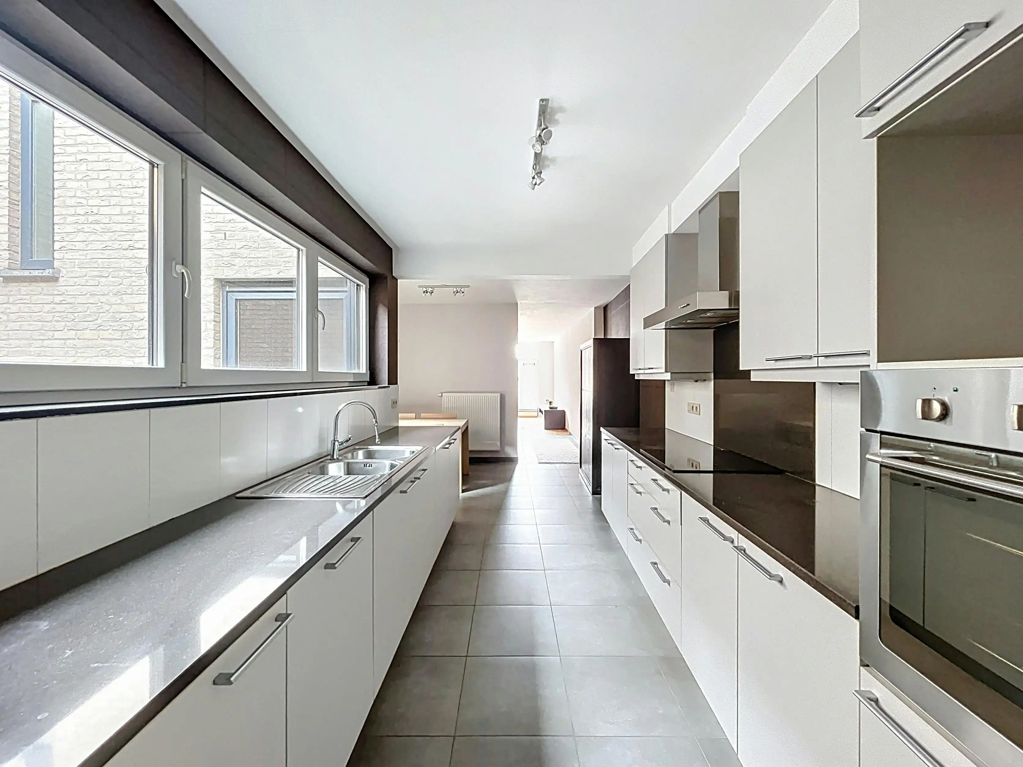 Instapklaar ruim appartement te koop aan de Markt in Eeklo  foto 6