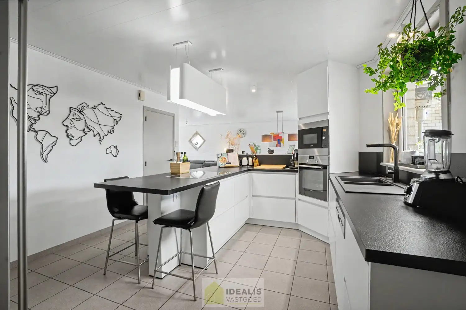 IDEALIS VASTGOED – ROYALE, INSTAPKLARE EN ZEER GOED ONDERHOUDEN GEZINSWONING OP EEN RUSTIG PERCEEL VAN 8A 44CA MET 4 KNAPPE SLAAPKAMERS, RUIME GOED UITGERUSTE BADKAMER, RECENT GERENOVEERDE KEUKEN, HEERLIJKE VERANDA EN VRIJSTAANDE CARPORT - De woning omvat maar liefst +- 225m² bewoonbare oppervlakte met een ruime lichtrijke woonkamer, uitgeruste recent gerenoveerde keuken, 4 slaapkamers, ruime badkamer voorzien van ligbad en inloopdouche, hobbykamer/werkplaats en vrijstaande carport met achterliggende fietsenberging. foto 7