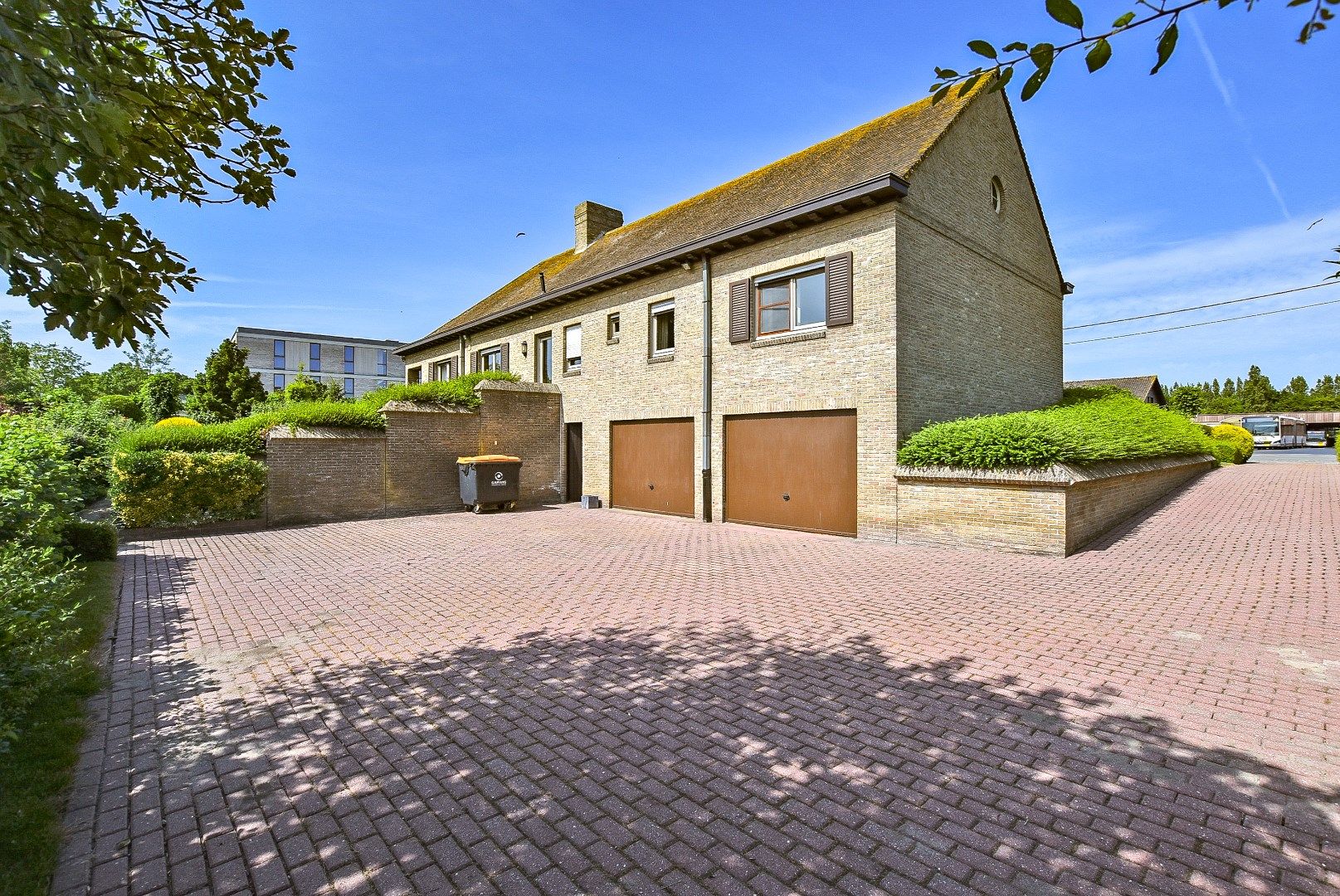 Ruime alleenstaande woning met grote tuin nabij centrum Diksmuide op 1681 m². foto 3