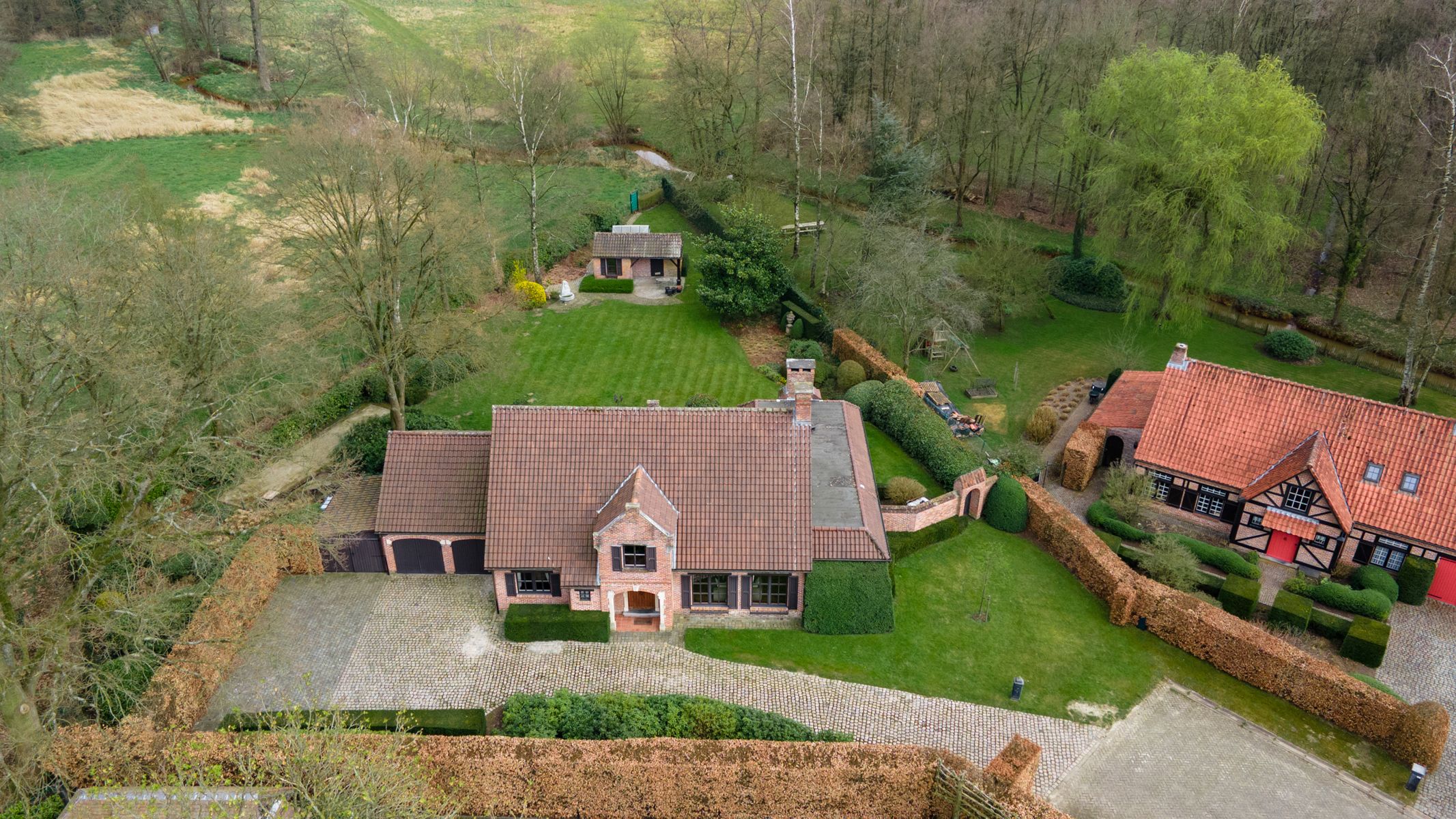 Te renoveren villa met uniek vrij zicht op ca. 2.065m². foto {{pictureIndex}}