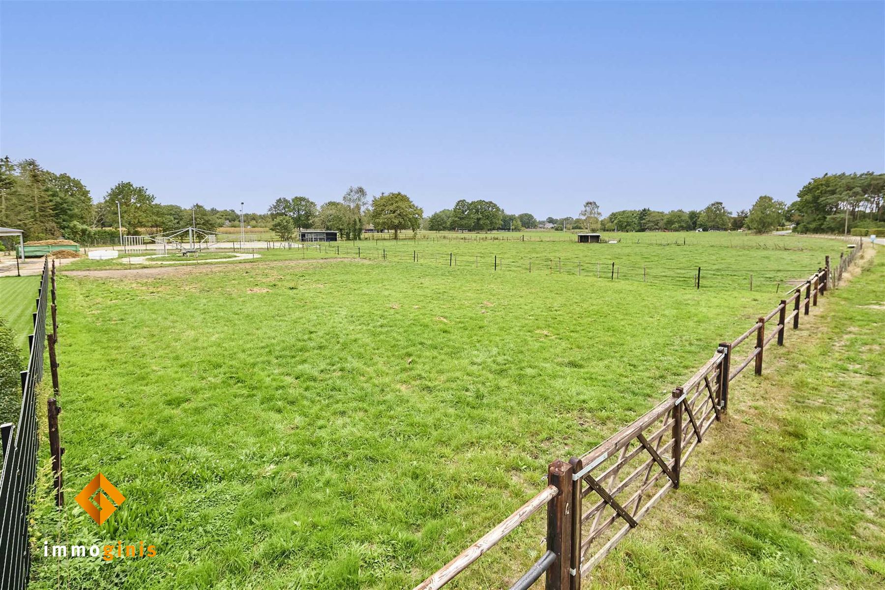 Ruime gerenoveerde woning met paardenfaciliteiten op een perceel van 71a44ca. foto 27