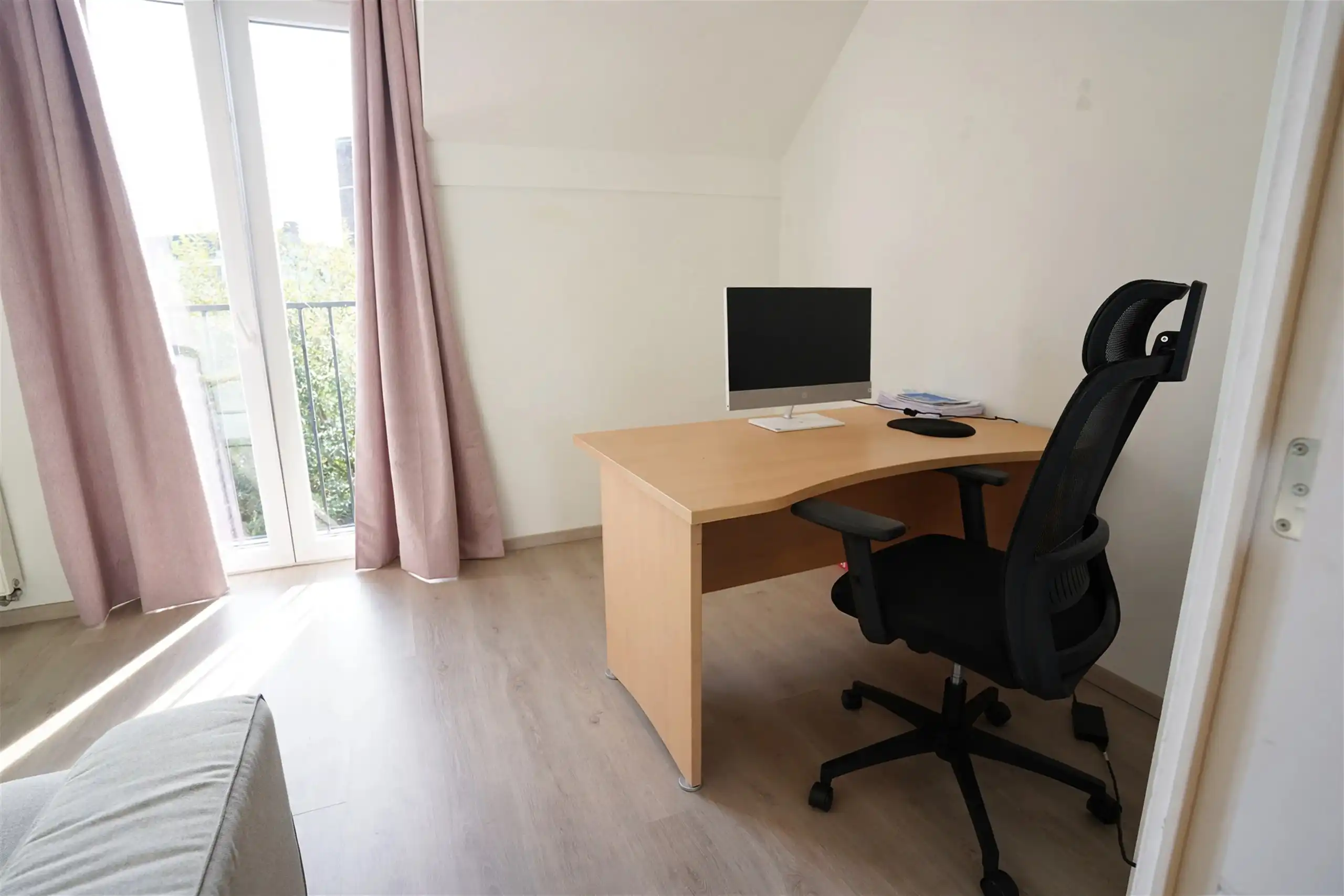Jonge woning met 2 overrdekte staanplaatsen en kleine tuin foto 16
