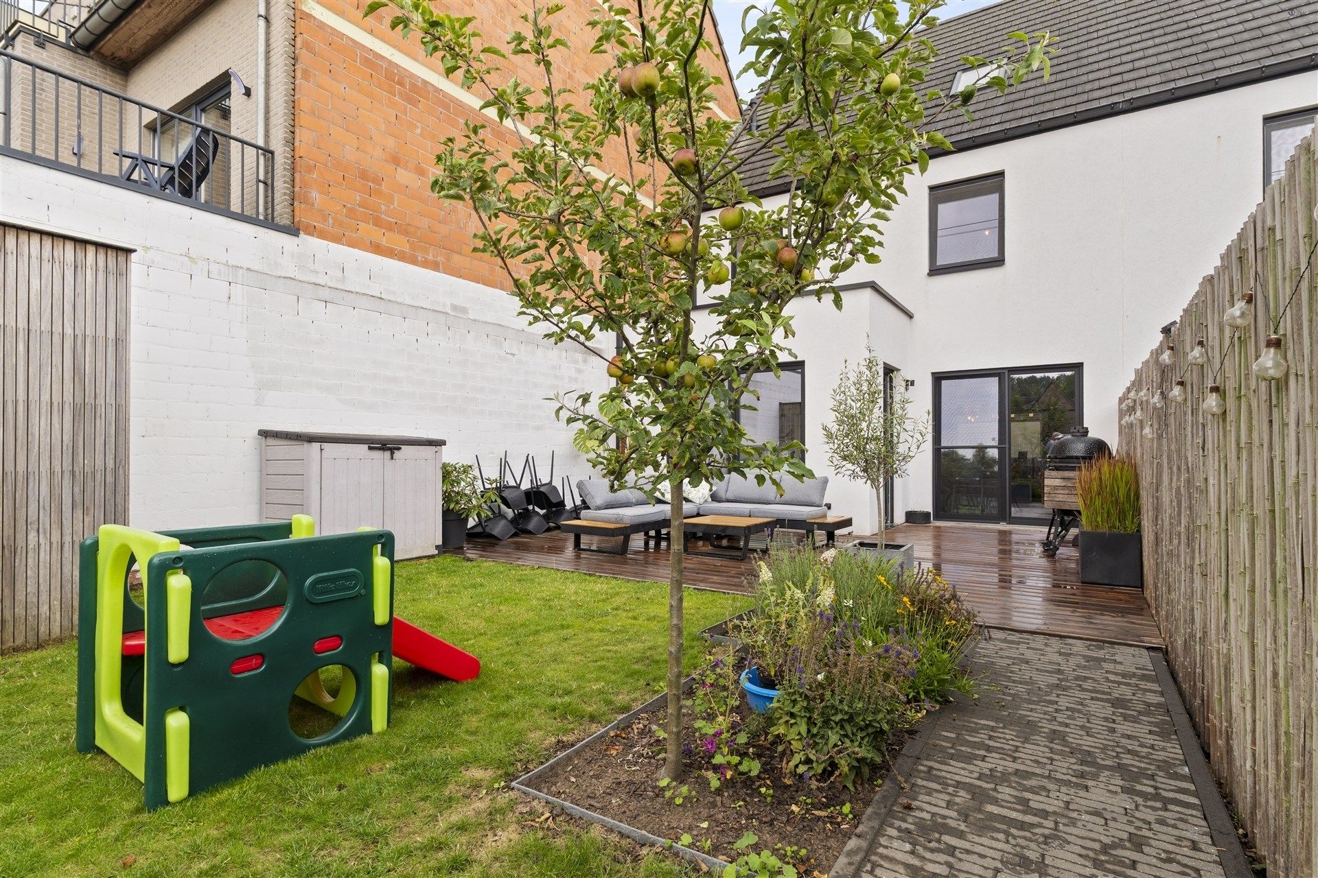 Recente woning, 5 slaapkamers, met garage en staanplaats. foto 19