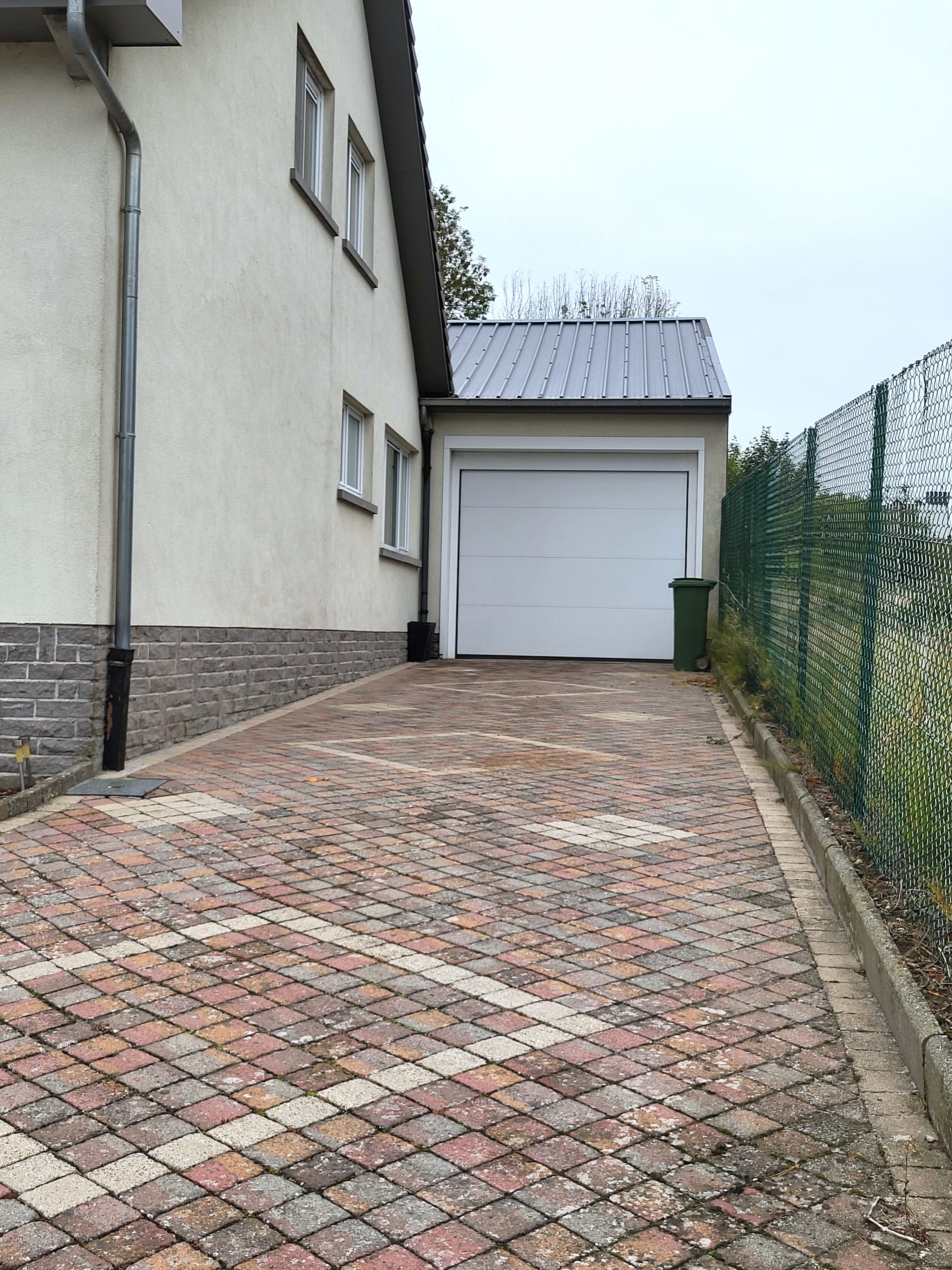 Prachtige koppelwoning met zonnige oprit/ terras, garage en 2 autostaanplaatsen.  foto 26