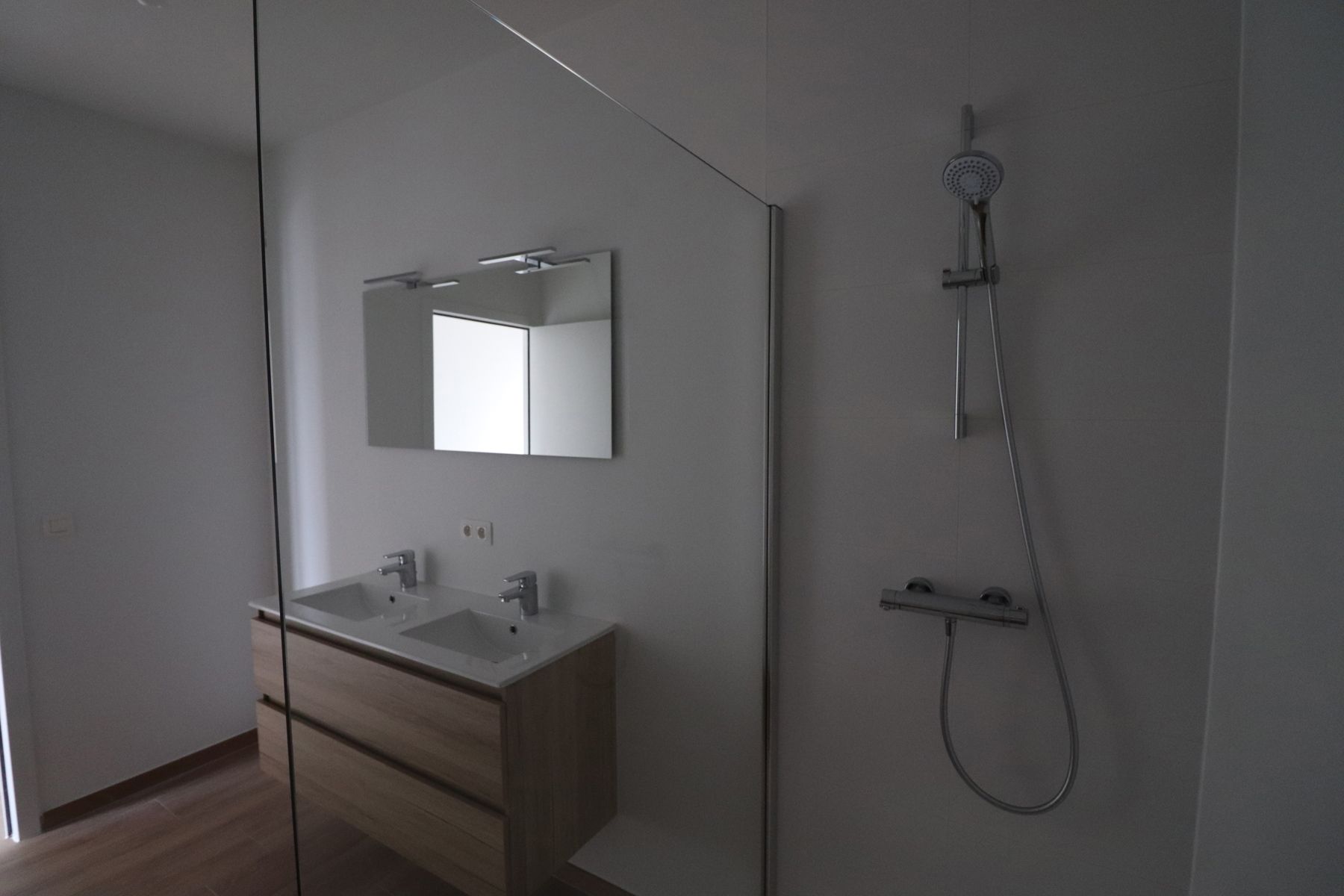 Prachtig nieuwbouwappartement op de bovenste verdieping rechts met 2 terrassen, autostaanplaats en berging. foto 8