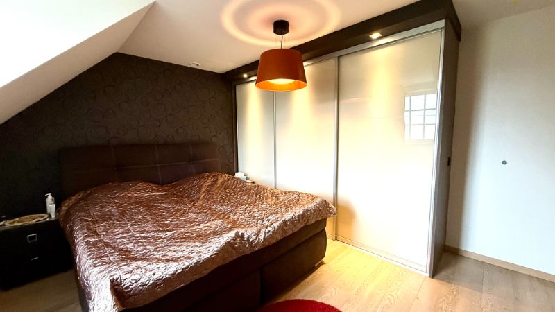 Charmante woning in fermettestijl met drie slaapkamers en mooie tuin foto 11