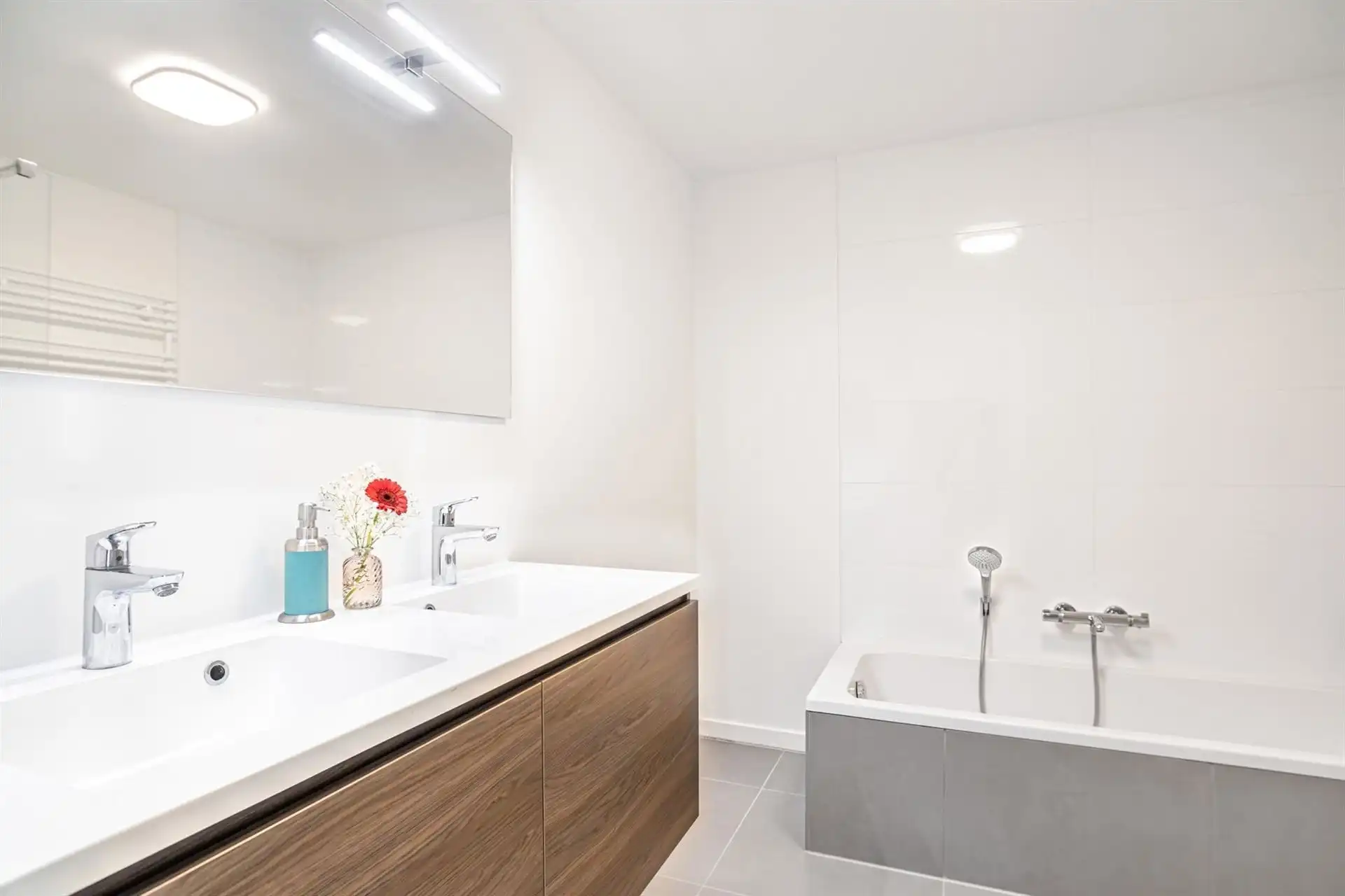 Lichtrijk gelijkvloers appartement met terras en tuinzicht foto 12