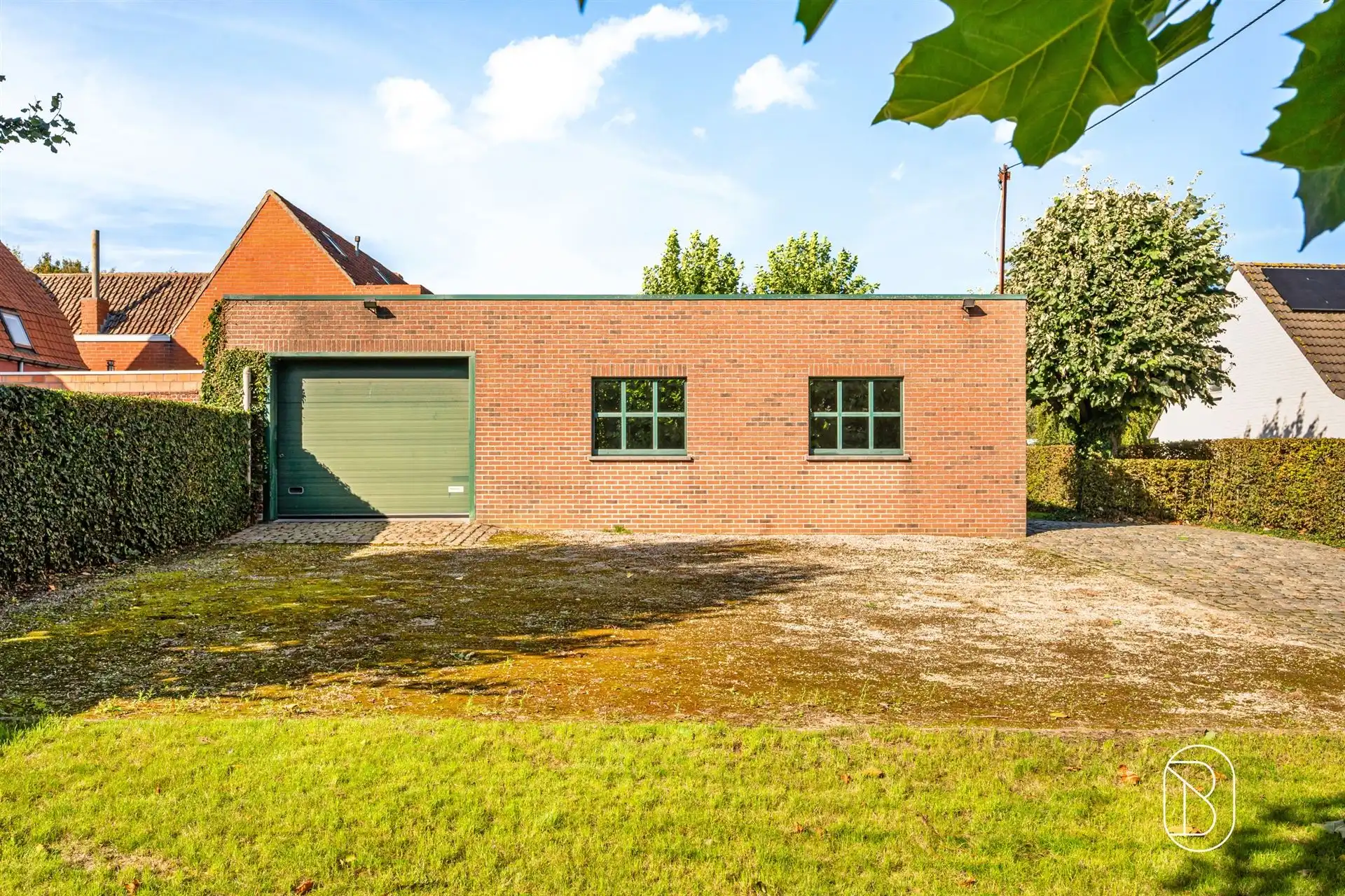 Praktisch magazijn van ca. 100 m² met private oprit  foto 9