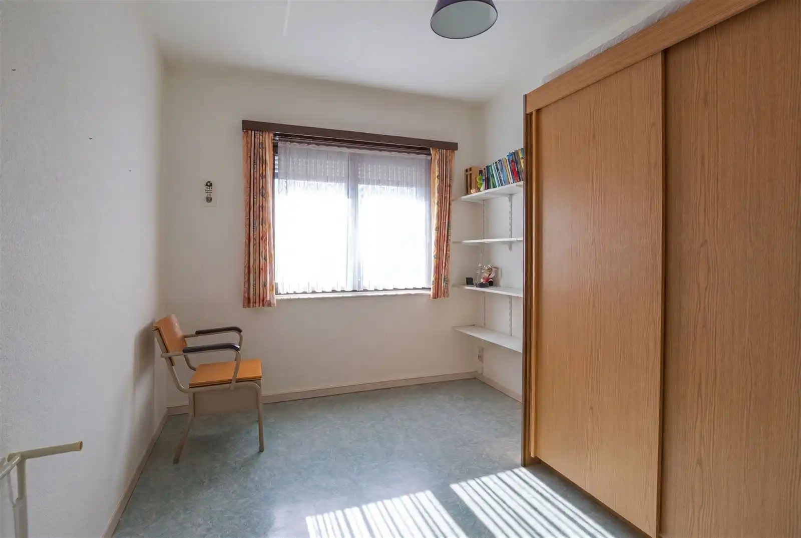 Te renoveren woning met 4 slpk, tuin en garage in Deinze. foto 18