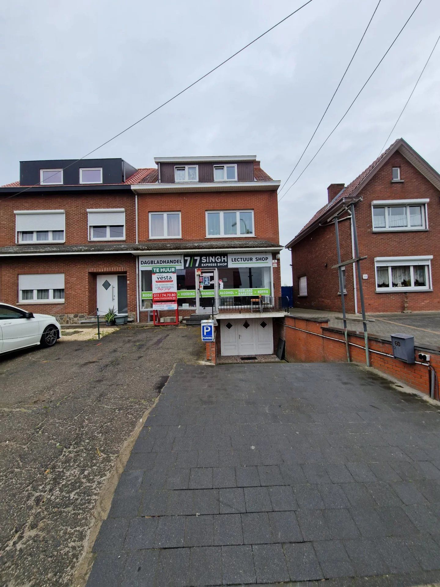 Handelspand met winkelruimte en parking foto {{pictureIndex}}