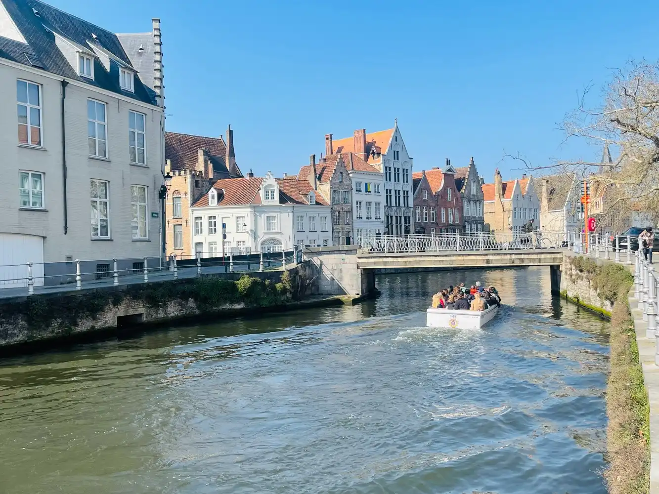 Brugge&nbsp; Aan de SINT-ANNAREI , Unieke , EXCLUSIEVE SALONS/ KANTOORUIMTES (+- 160m²) in een HERENHUIS vooraan met&nbsp; zicht op de Sint-Annarei, achteraan zicht op een grote gemeenschappelijke tuin met oude bomen.&nbsp; Parkingplaats. foto 16