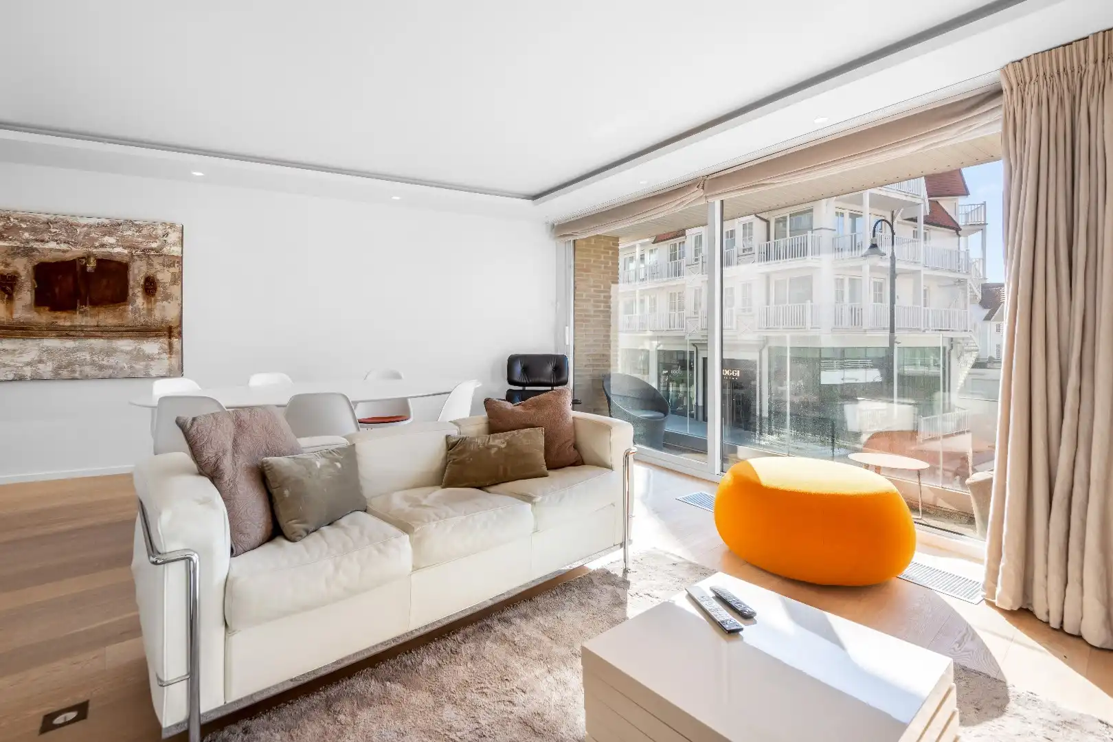 Zeer mooi vernieuwd gemeubeld 3-slaapkamer appartement met open zicht centraal gelegen op de Kustlaan in het Zoute. foto 4