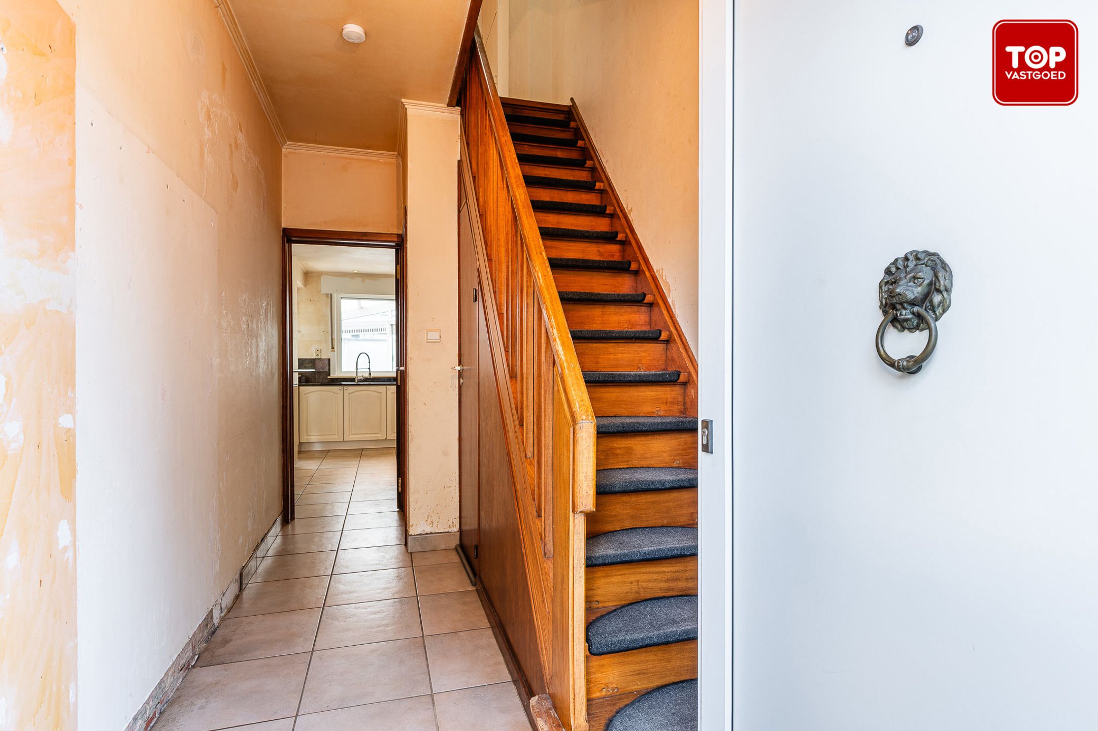 Te renoveren half open woning met tuin en garage. foto 4