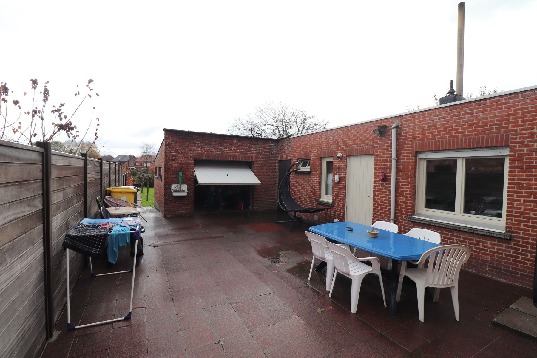 Een ruim woonhuis - halfopen bebouwing - met garage en tuin. foto 10