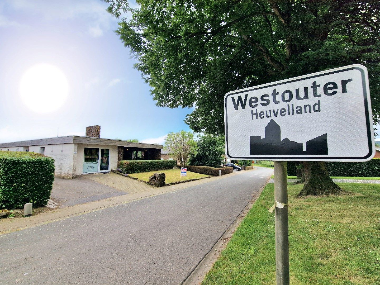 WESTOUTER - Gelijkvloerse woning met ingerichte handelsruimte, 3 slaapkamers en zonnige tuin met zwembad op een rustige omgeving. foto 1