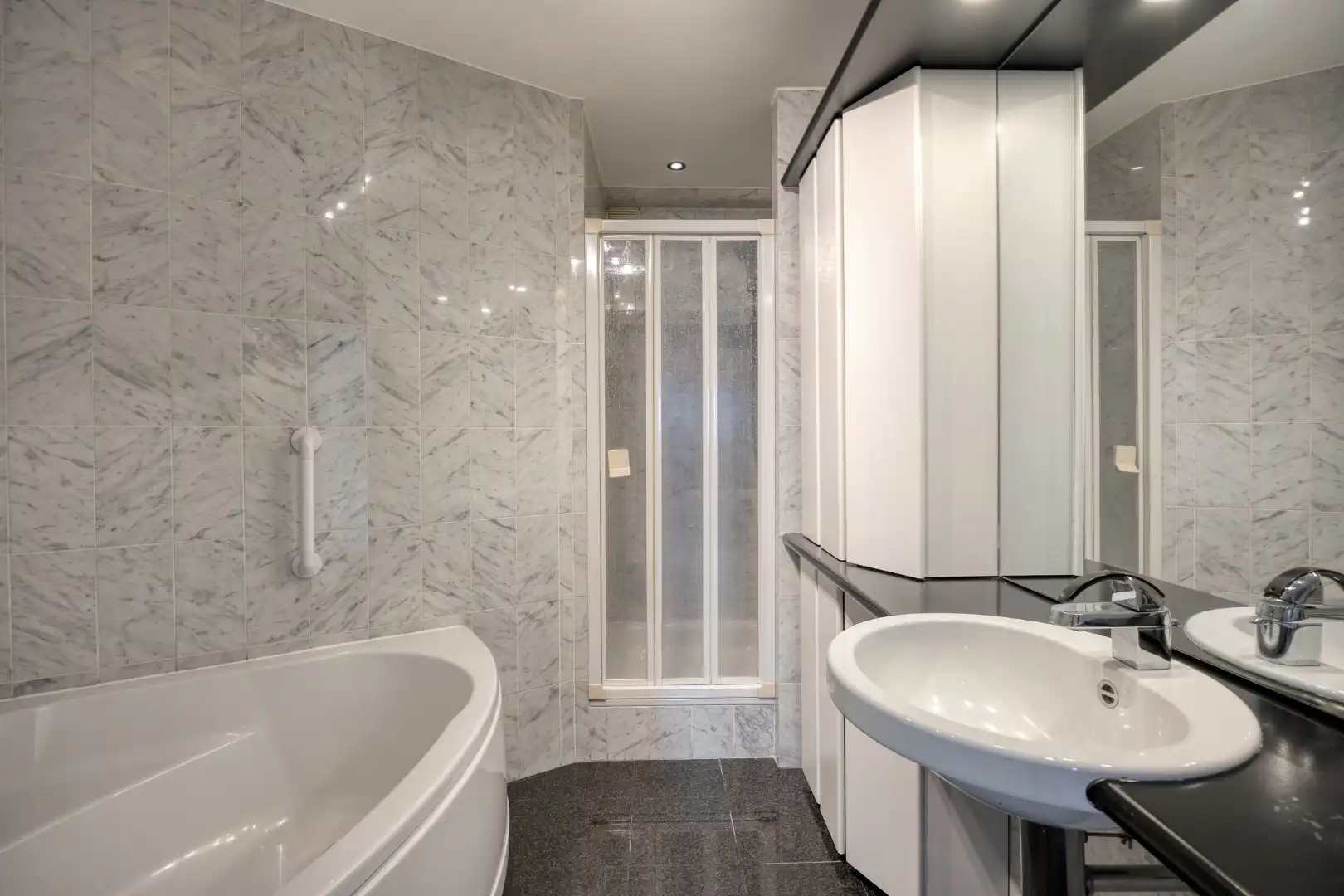 Ruim appartement met zonnig terras, stadscentrum Tongeren - centrale ligging en open uitzicht foto 19