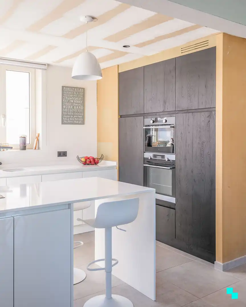 Instapklare woning met vijf kamers in het hart van Merelbeke foto {{pictureIndex}}