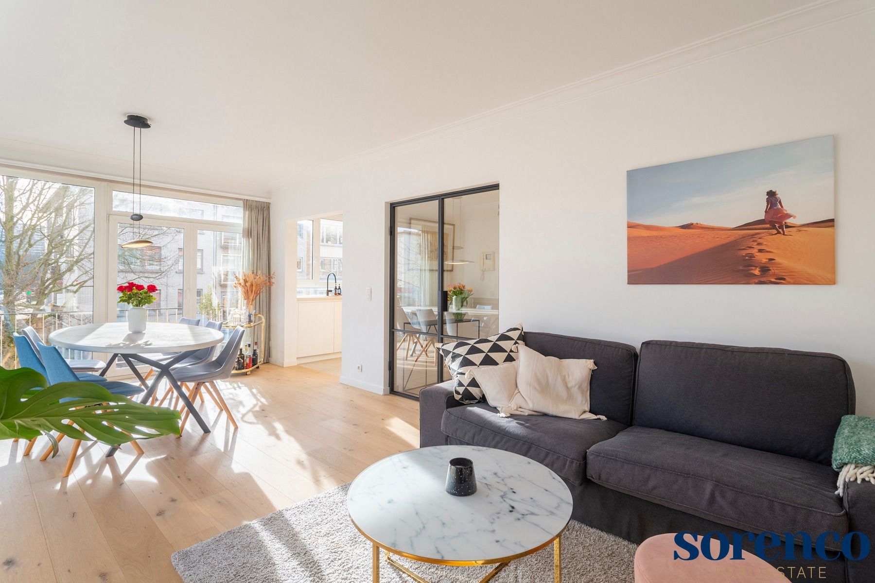 Ruim en licht instap klaar 2 slaapkamer appartement! foto 2