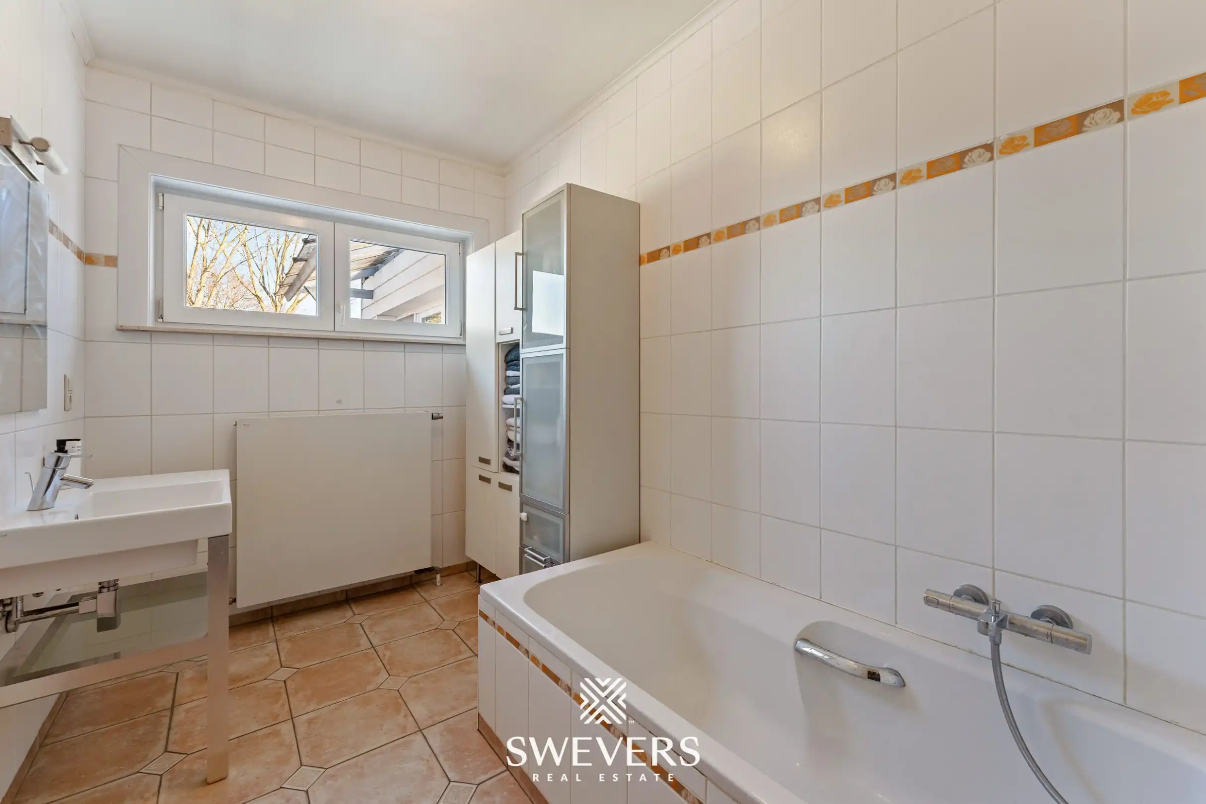 Karaktervolle gezinswoning met veel potentieel op 11a 74ca te Jesseren. foto 14