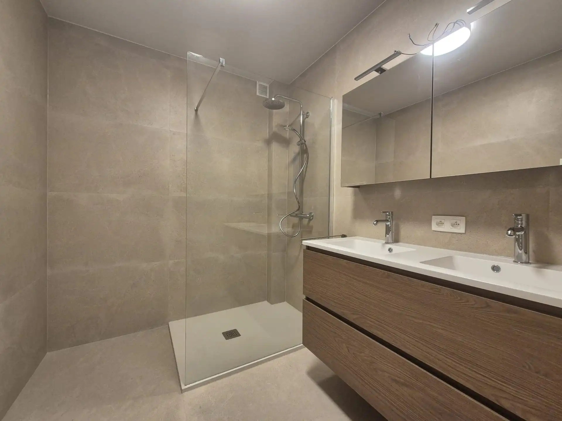 Ruim appartement met 2 slaapkamers, groot terras en garage foto 21