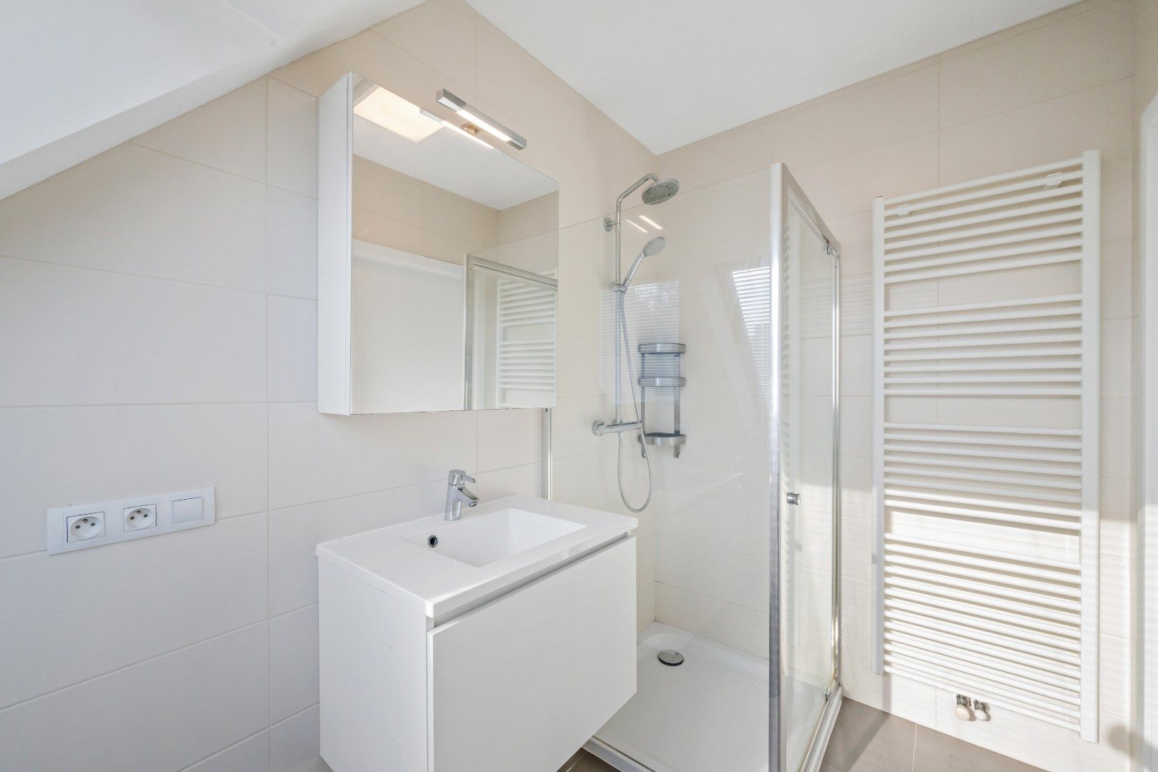 Recent appartement met autostaanplaats in Sint-Kruis foto 7