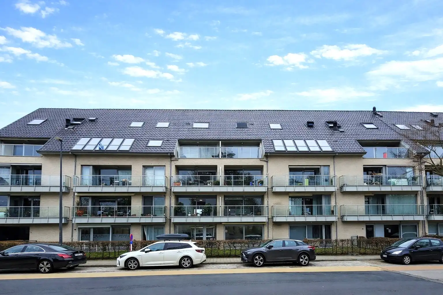 Dit aangename gelijkvloers appartement van bouwjaar 2010 is rustig gelegen in het dorp en biedt comfortabel wonen zonder gemeenschappelijke kosten.  foto 2