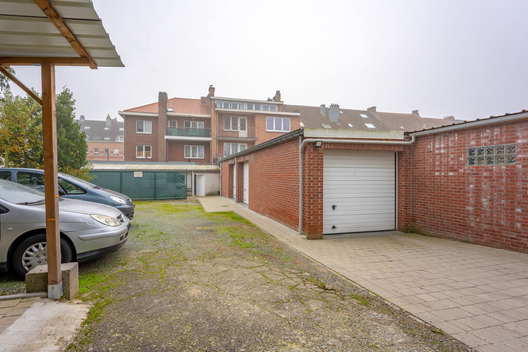 Lot van 1 magazijn, 3 garageboxen, 1 berging en 5 parkings foto 2