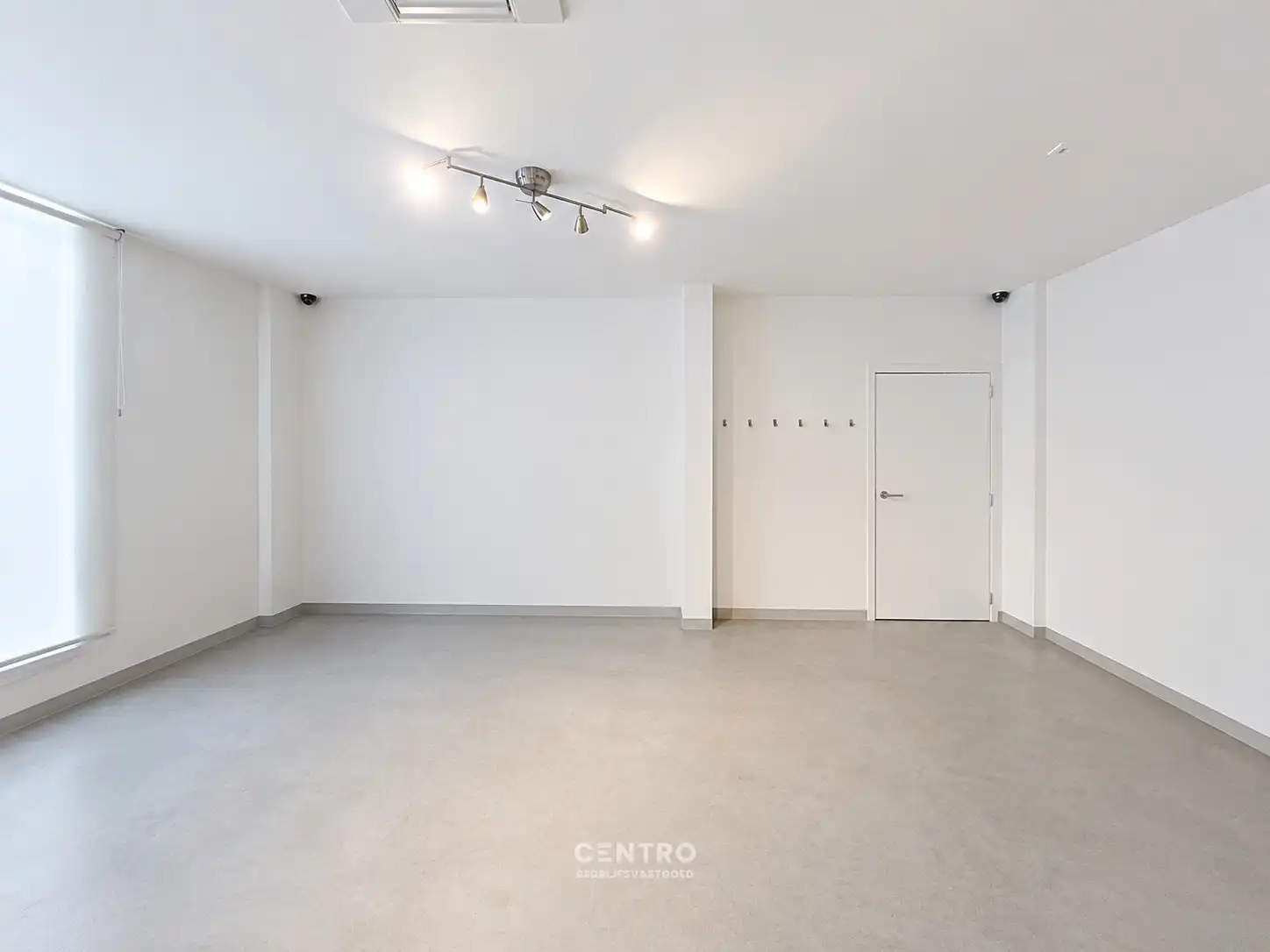 Lichtrijke KANTOOR / PRAKTIJKRUIMTE  ± 100m² te HUUR in het centrum Roeselare. foto 10