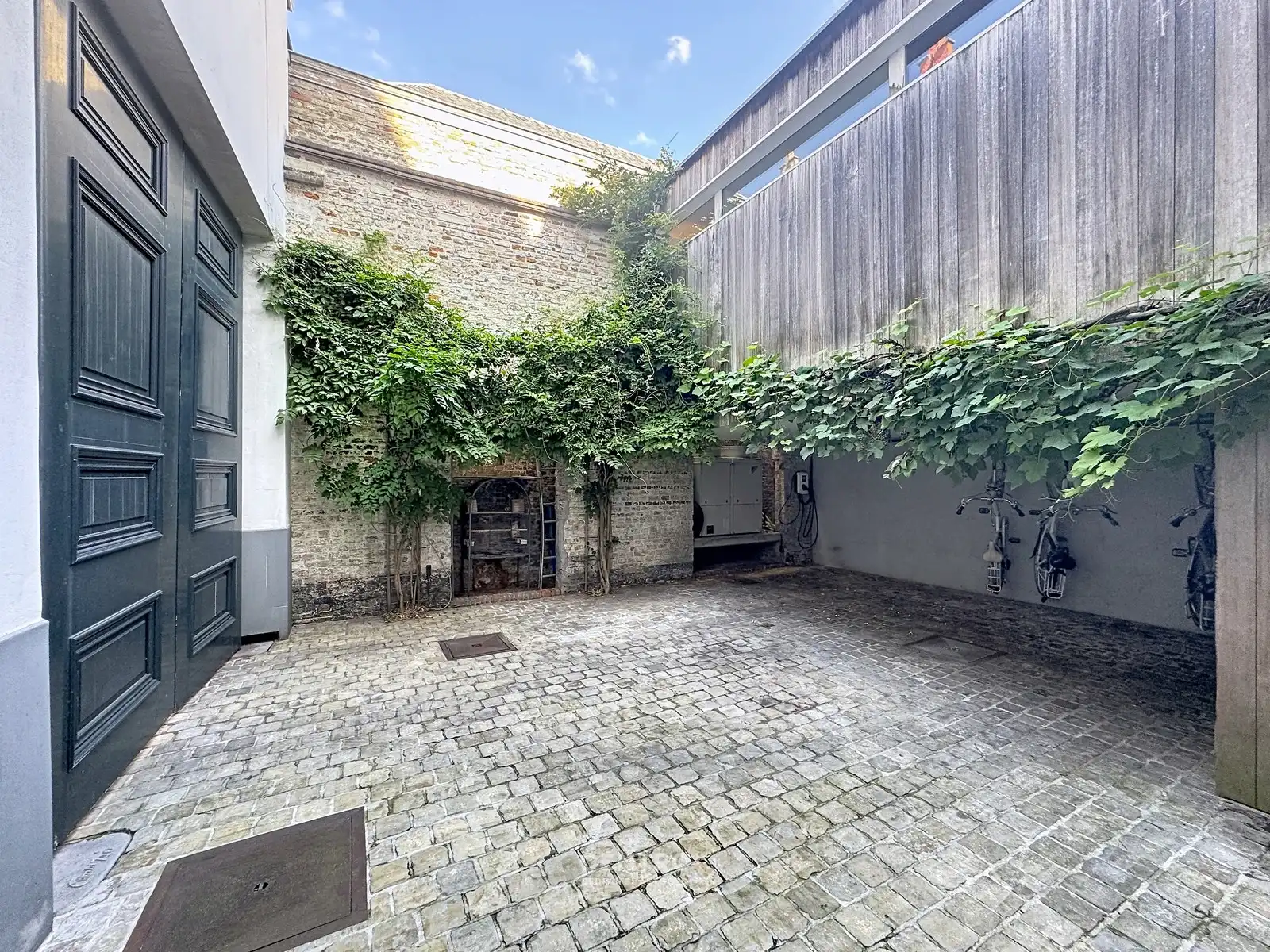 Authentiek & volledig gerenoveerd (°2000) hoekpand (5 verdiepingen, lift aanwezig) in het historisch en toeristisch centrum, met 3 private parkeerplaatsen op het terrein. foto 30