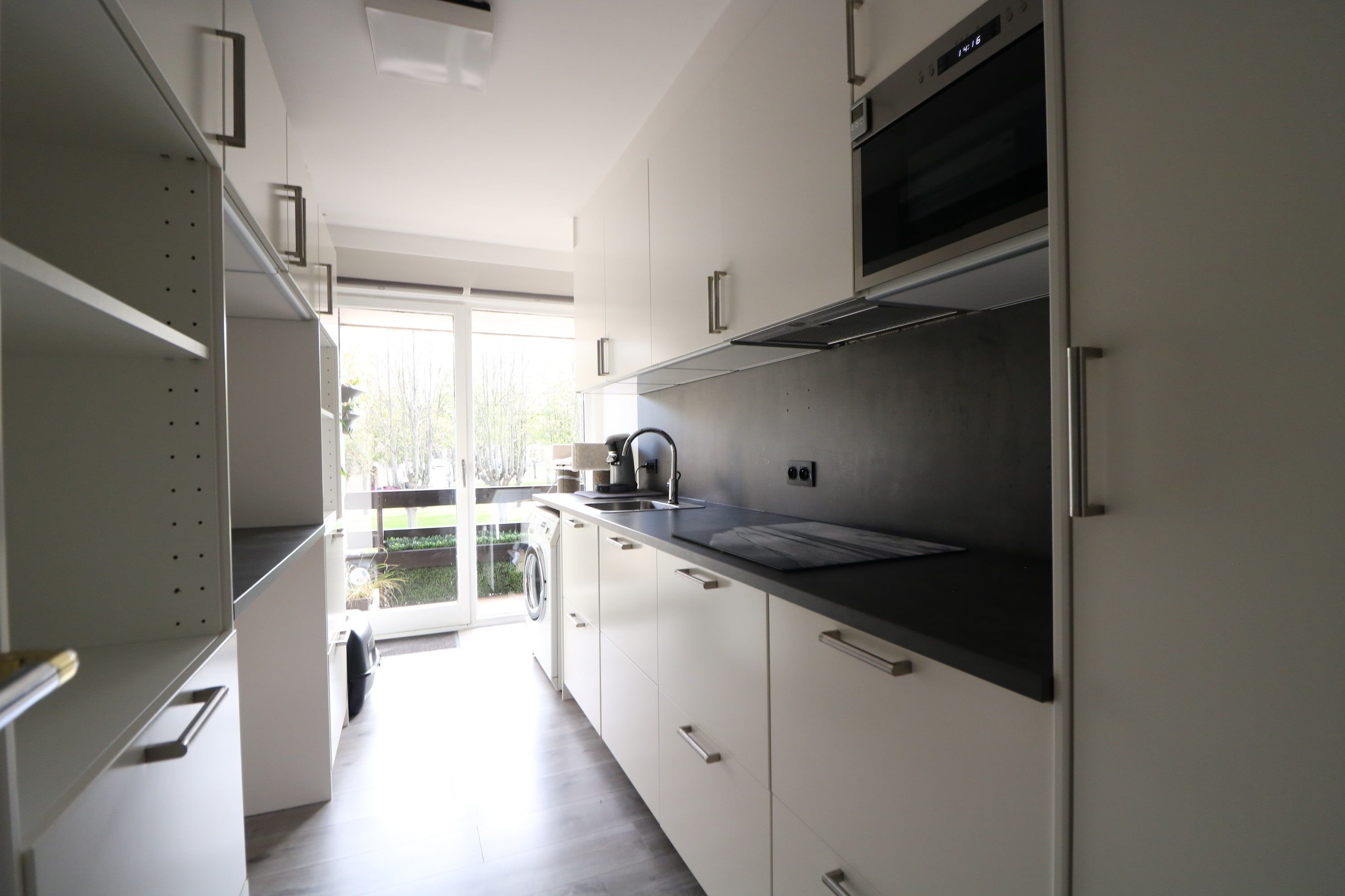 Ruim appartement (97 m²) met 2 grote slaapkamers en twee terrassen, vlakbij station/winkelstraten en met prachtig zicht op het park. foto 6