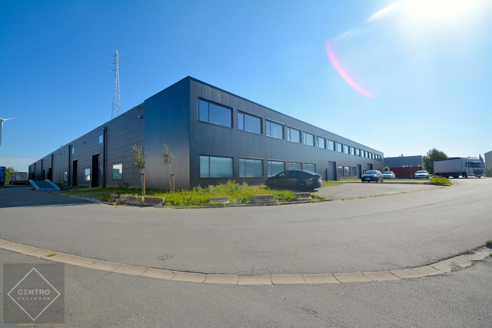 Instapklaar MAGAZIJN (805m²) voorzien van hoge, elektrische sectionaalpoort en vrije hoogte van 6,5m op industriezone "Herdersbrug" te Brugge. foto 3